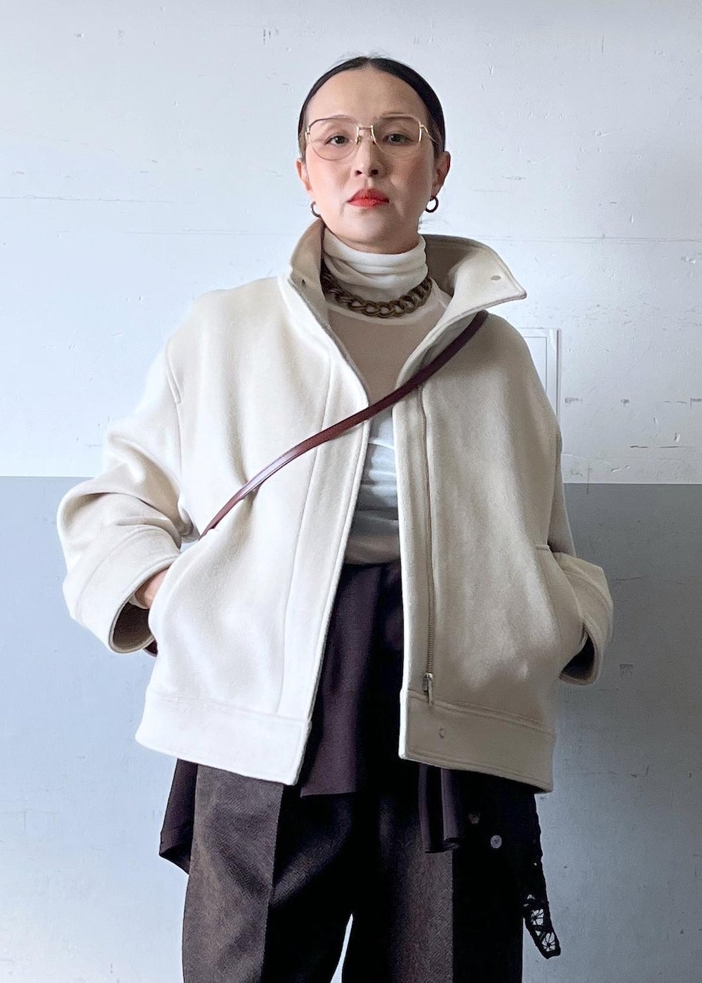 ホワイト系のTシャツ/カットソー、ブラウン系のショルダーバッグ、ブラウン系のその他パンツを着用したレディースの秋コーディネートの8枚目の写真