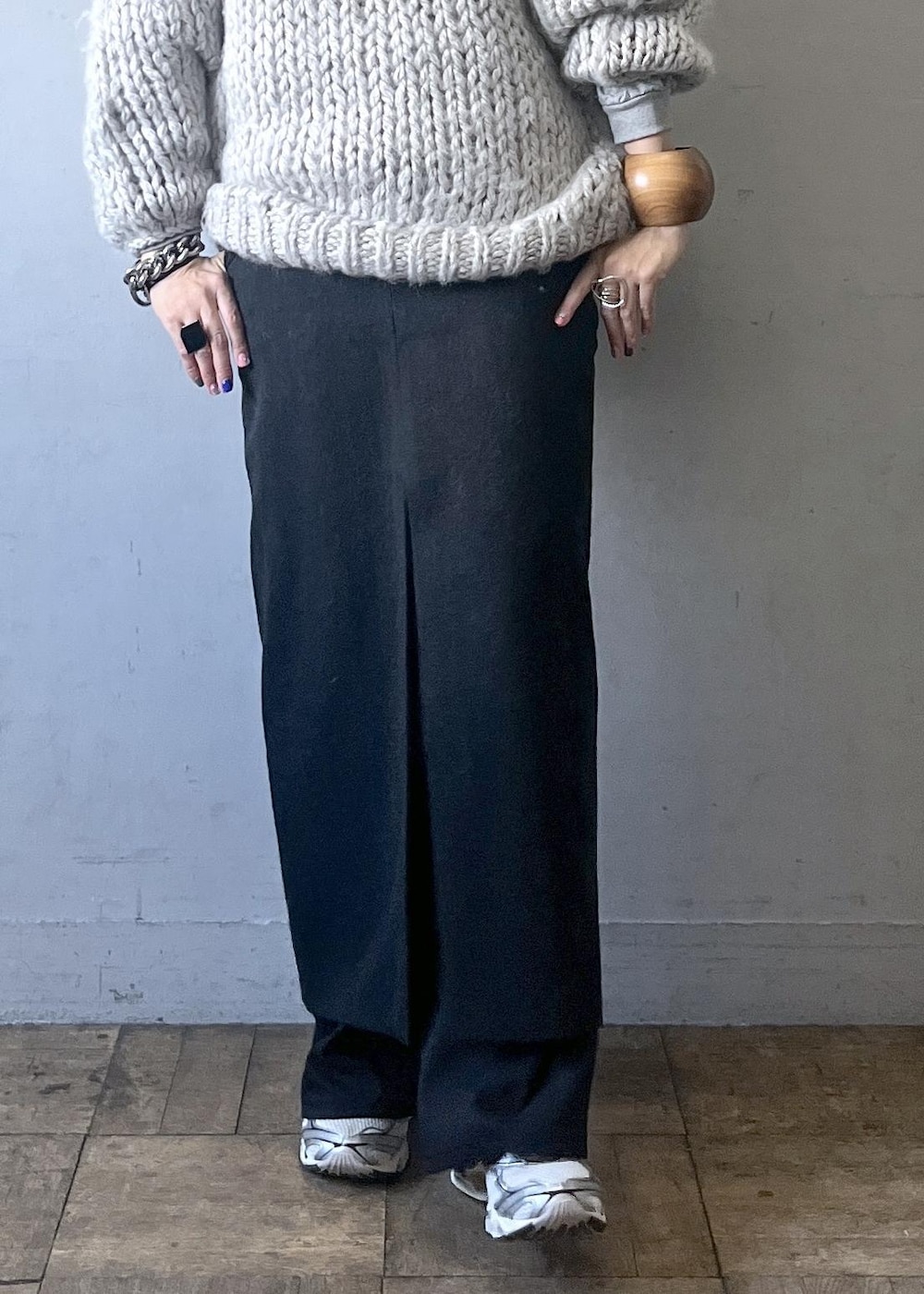 ブラック系のスカート、ホワイト系のショルダーバッグ、ホワイト系のスニーカーを着用したレディースの冬コーディネートの4枚目の写真