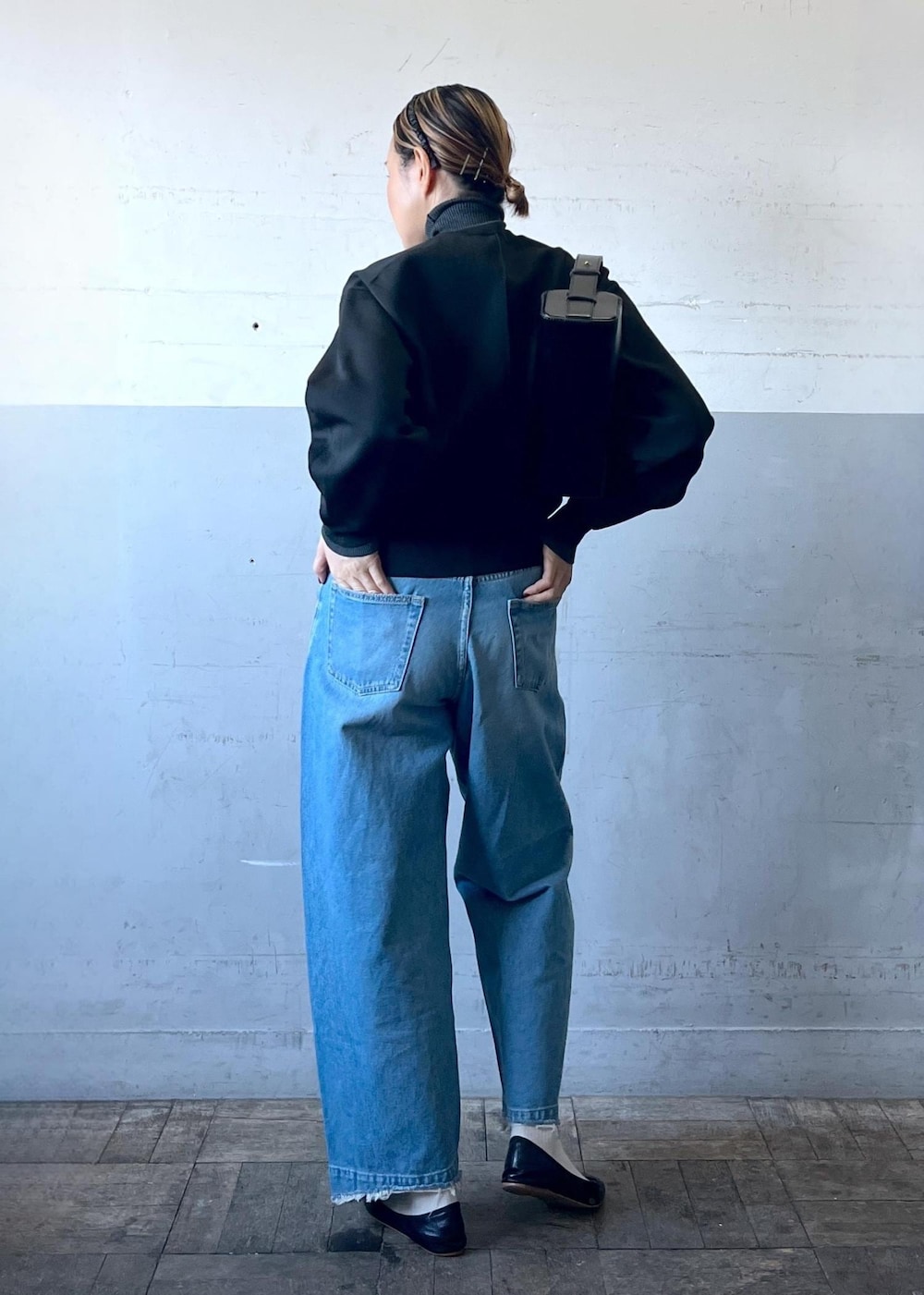 「Wbottoms_pickup、初春コーデ、春コーデ、大人カジュアル、カジュアルコーデ、ADAM ET ROPÉ、ナチュラル、イエベ秋、乾燥、高身長、トップス、カーディガン、パンツ、デニムパンツ、バッグ」｜「ADAM ET ROPE'の【サステナブル】メタリックバレエ（バレエシューズ、ブラック系）」を使った、カワバタさん（レディース・166cm）の冬コーディネートの3枚目の写真