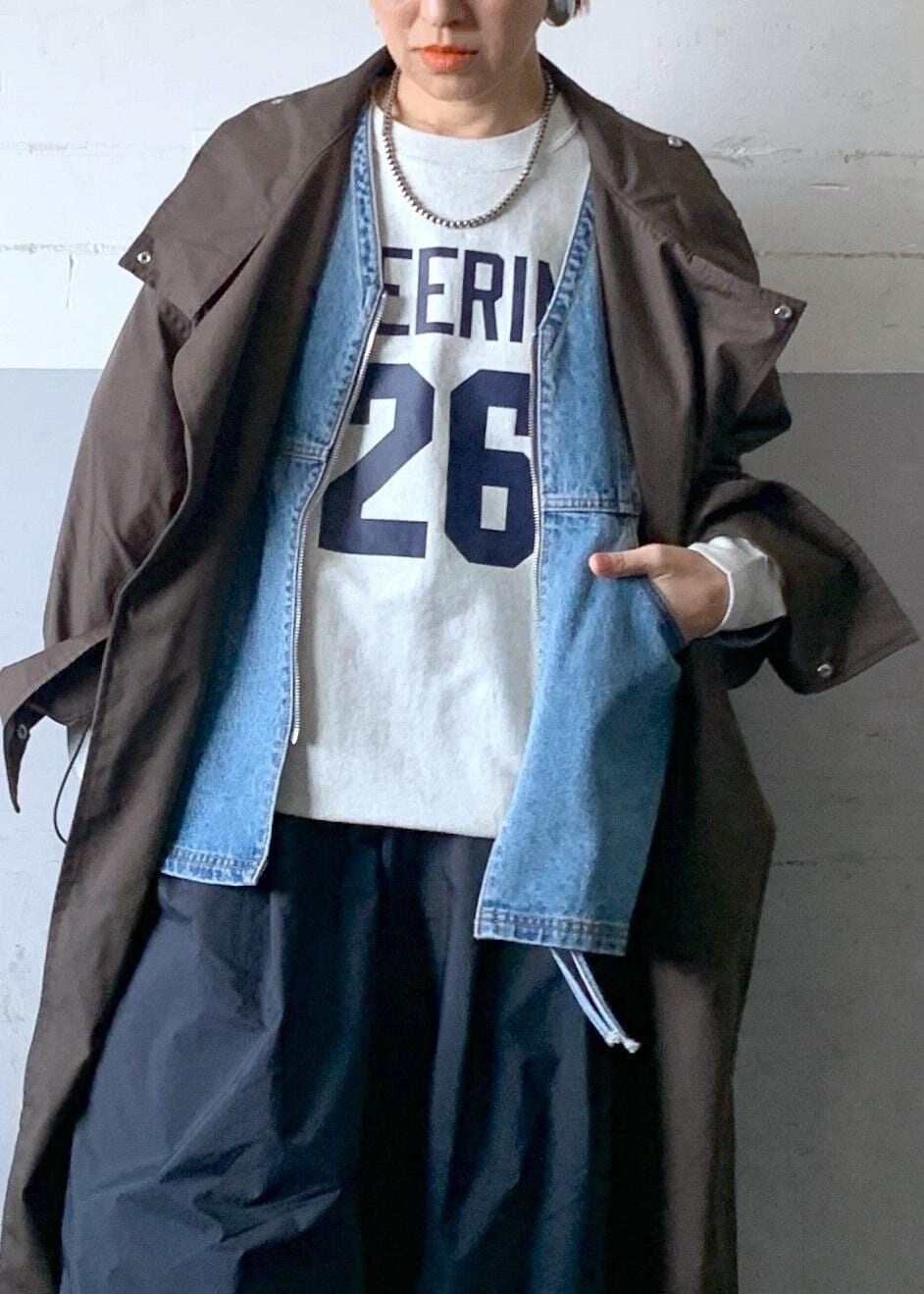 「チャンピオン、champion、別注、デニムオンデニム、長袖、ロング、コート、オーバーサイズ、Tシャツ、カットソー、ADAM ET ROPÉ、FEMME、高身長、骨格ナチュラル、イエベ」｜「ADAM ET ROPE'の【サステナブル】フリンジアジャストデニムパンツ（デニムパンツ、ブルー系）」を使った、カワバタさん（レディース・166cm）の冬コーディネートの10枚目の写真