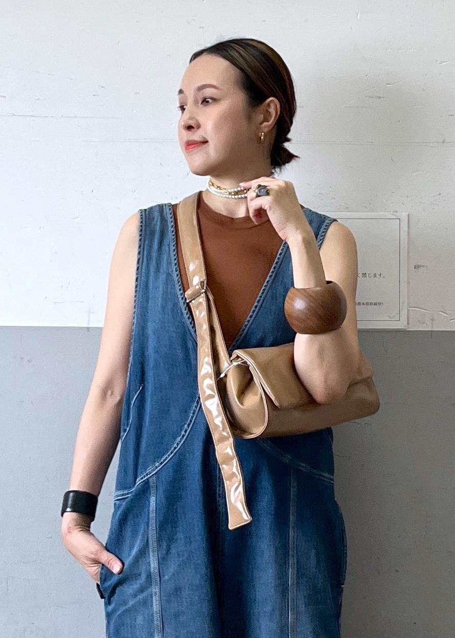 「初夏コーデ、ADAM ET ROPÉ、ナチュラル、イエベ秋、乾燥、高身長、トップス、タンクトップ、オールインワン/サロペット、つなぎ/オールインワン、バッグ、ショルダーバッグ、シューズ、サンダル、ファッション雑貨」|「ADAM ET ROPE'のar パールベルト(ベルト、ゴールド系)」を使った、カワバタさん(レディース・166cm)の春コーディネートの6枚目の写真