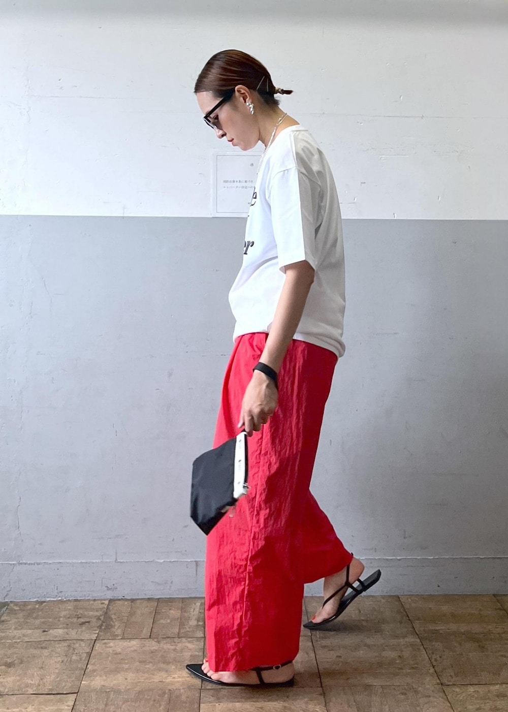 「KNOWHOW、ノウハウ、別注、撥水、赤、ホワイト、プルオーバー、Tシャツ、ロゴ、半袖、クルーネック、プリント、パンツ、ピンク、ワイド」｜「ADAM ET ROPE'の【LeSportsac for ADAM ET ROPE'】別注 COSMETIC CLUTCH（ポーチ、ブラック系）」を使った、カワバタさん（レディース・166cm）の夏コーディネートの3枚目の写真