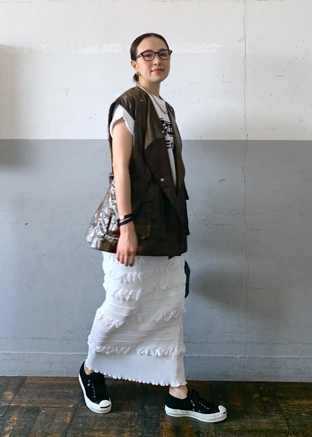 「コンバース、converse、ジャックパーセル、フレドリックパッカース、oasis、オアシス、別注、巾着、ミニ、ブラウン、ベスト、スカート、ロング、タイトスカート、グレー」｜「ADAM ET ROPE'の【OASIS × 10 CULTURE】EXCLUSIVE LOGO T-SHIRT（Tシャツ/カットソー、ホワイト系）」を使った、カワバタさん（レディース・166cm）の夏コーディネートの4枚目の写真