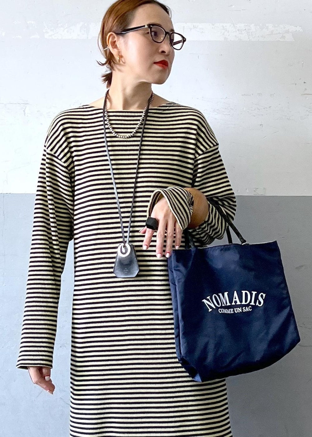 ブラック系のサンダル、グリーン系のワンピース、ホワイト系のその他パンツを着用したレディースの春コーディネートの4枚目の写真