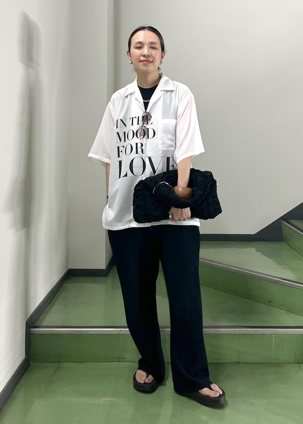 「初夏コーデ、大人カジュアル、カジュアルコーデ、別注アイテム、ADAM ET ROPÉ、ナチュラル、イエベ秋、乾燥、高身長、トップス、シャツ/ブラウス、オールインワン/サロペット、つなぎ/オールインワン、バッグ、ハンドバッグ」|「OOFOSのOOFOS OOMEGA(サンダル、ブラック系)」を使った、カワバタさん(レディース・166cm)の春コーディネートの8枚目の写真
