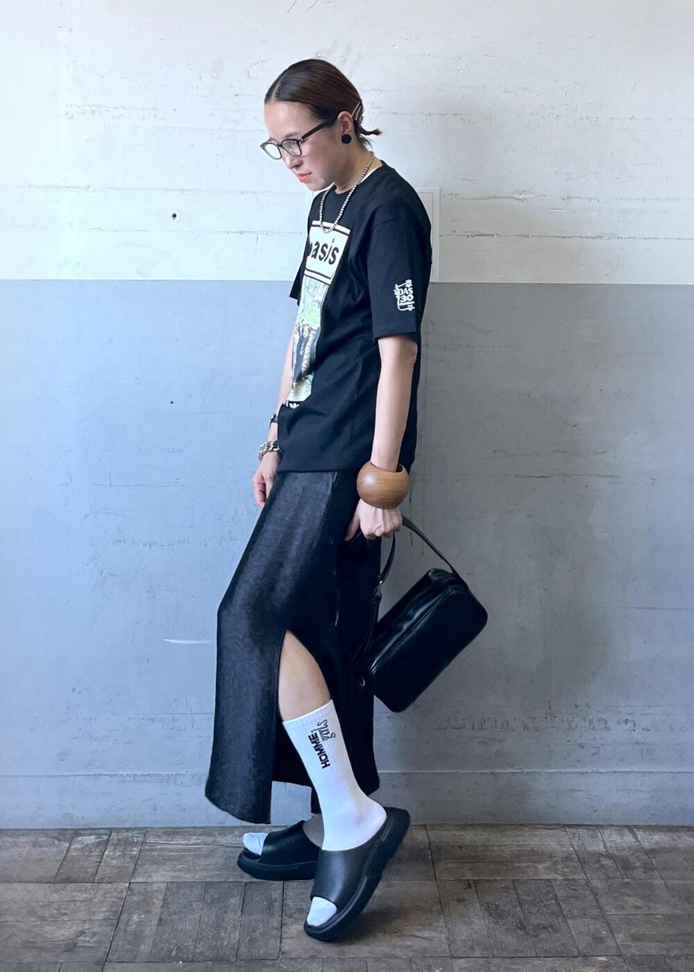 「oasis、オアシス、フォト、ノエル、ブラック、ショルダーバッグ、プルオーバー、Tシャツ、ロゴ、半袖、クルーネック、プリント、ロング、タイトスカート、タイト」｜「PAESの【PAES(ペイズ)】 SLIDE リカバリーサンダル（サンダル、ブラック系）」を使った、カワバタさん（レディース・166cm）の夏コーディネートの4枚目の写真
