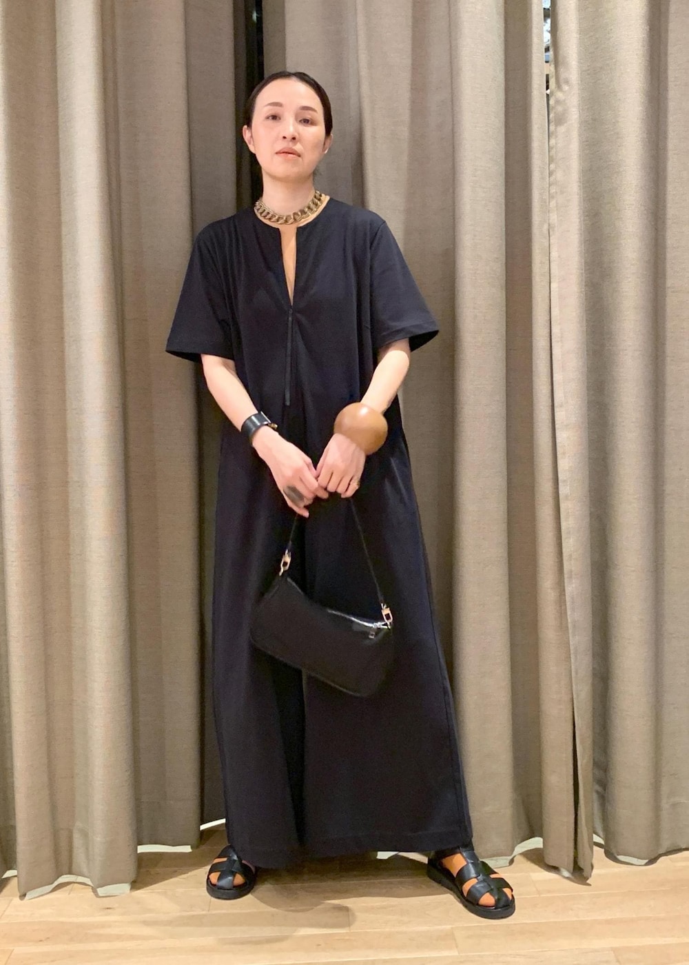 「グルカサンダル、23ss、ブラック、ショルダーバッグ、ワンハンドル、ワイド、オールインワン、フラット、ADAM ET ROPÉ、FEMME、高身長、骨格ナチュラル、イエベ、カジュアル、大人カジュアル」｜「ADAM ET ROPE'の【サステナブル】アップルレザーグルカサンダル（サンダル、ブラック系）」を使った、カワバタさん（レディース・166cm）の春コーディネートの7枚目の写真