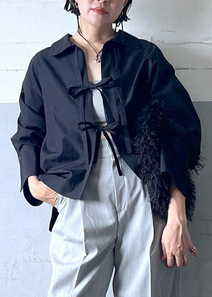 ブラック系のシャツ/ブラウス、ブラック系のハンドバッグ、グレー系のスラックスを着用したレディースの夏コーディネートの4枚目の写真