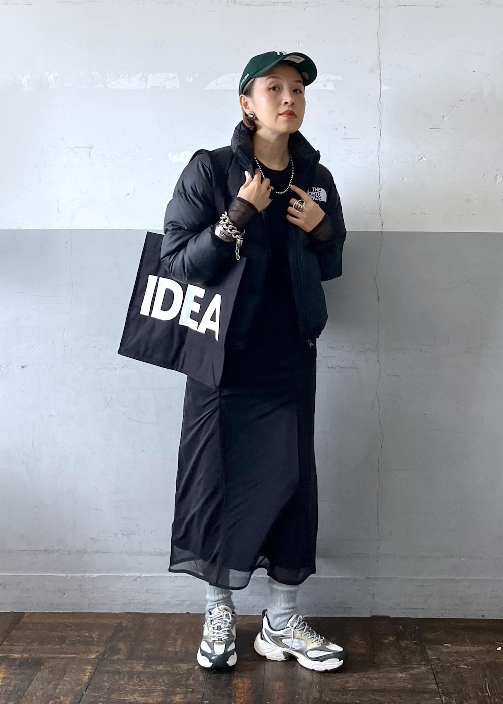 「ラコステ、tnf、the north face、グリーンダウン、スポーティ&リッチ、sporty&rich、ワンピースコーディネート、ワンピースコーデ、初冬コーデ、冬コーデ、デートコーデ、お出かけコーデ、旅行コーデ、大人カジュアル、カジュアルコーデ」｜「ADAM ET ROPE'の【IDEA BOOKS(アイディアブックス)】SCHOOL NIGHT BAG（トートバッグ、ブラック系）」を使った、カワバタさん（レディース・166cm）の秋コーディネートの6枚目の写真