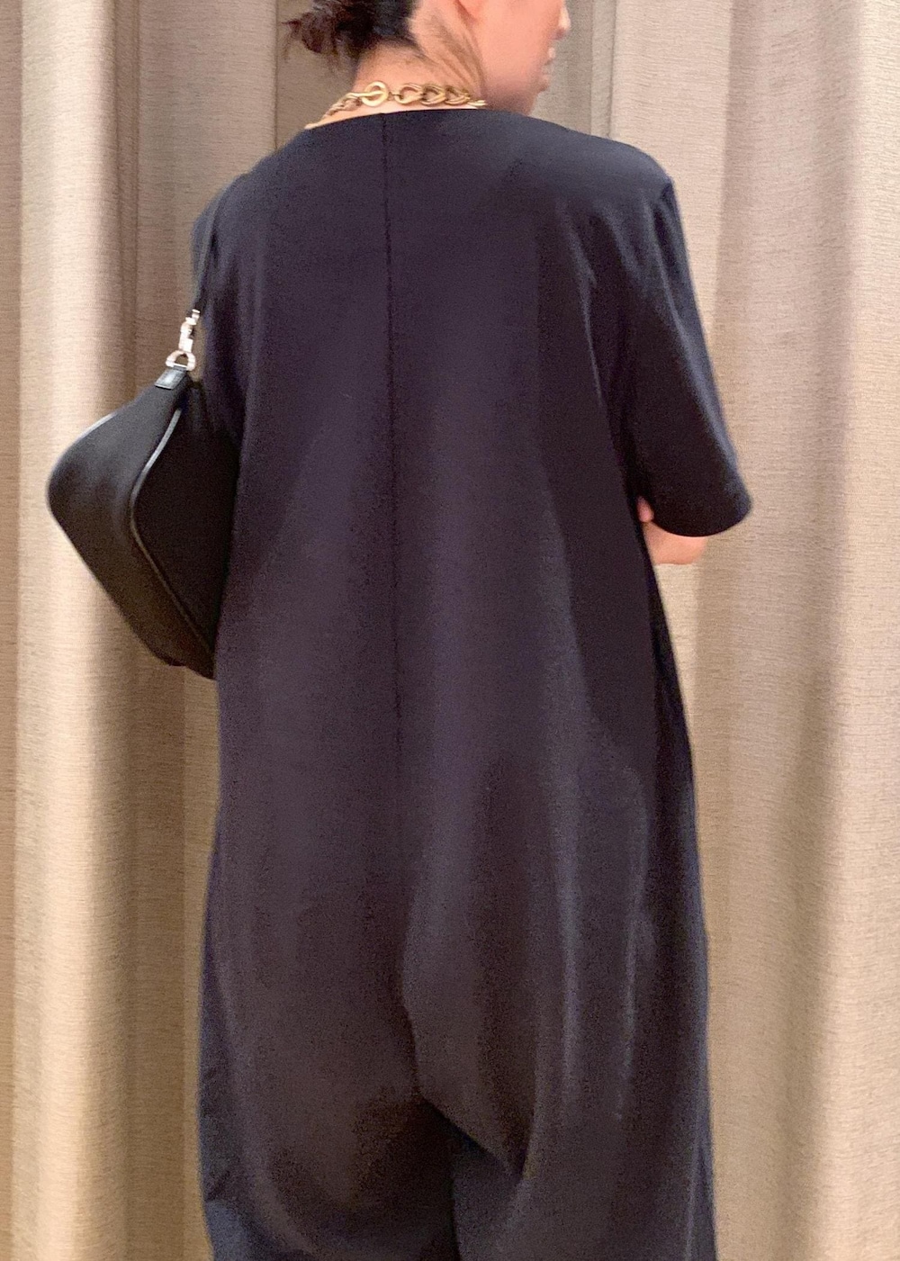 「グルカサンダル、23ss、ブラック、ショルダーバッグ、ワンハンドル、ワイド、オールインワン、フラット、ADAM ET ROPÉ、FEMME、高身長、骨格ナチュラル、イエベ、カジュアル、大人カジュアル」｜「ADAM ET ROPE'の【サステナブル】アップルレザーグルカサンダル（サンダル、ブラック系）」を使った、カワバタさん（レディース・166cm）の春コーディネートの4枚目の写真