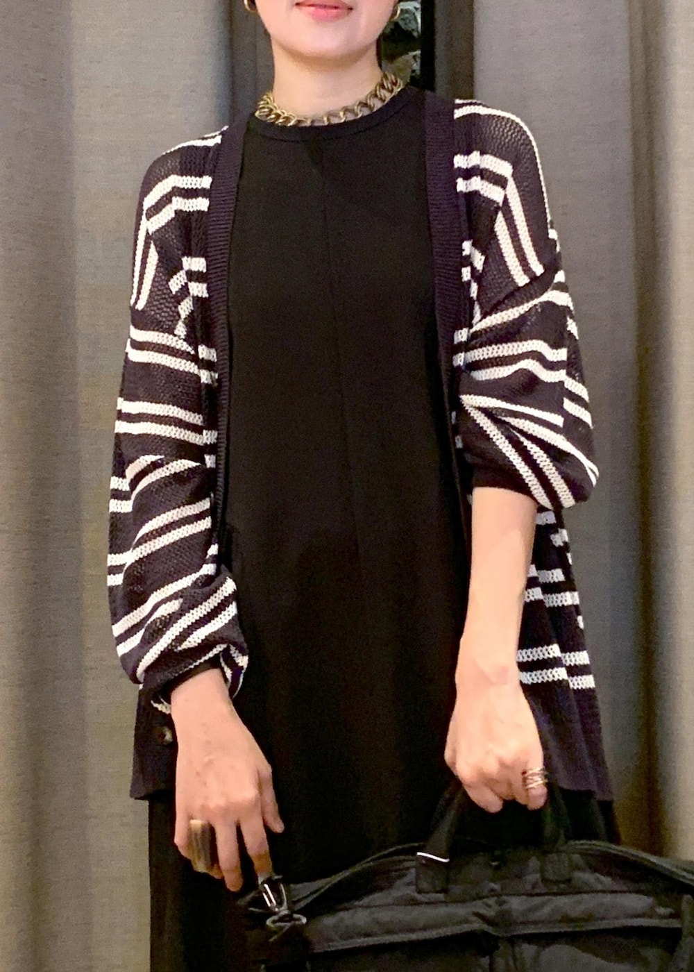 「ブラック、ノースリーブ、ワンピース、マキシ、ロング丈、ハイカット、ADAM ET ROPÉ、FEMME、HOMME、高身長、骨格ナチュラル、イエベ、大人カジュアル、フェミニン、モード」｜「ADAM ET ROPE'の透かしボーダー オーバーサイズ カーディガン / ドライタッチ（カーディガン/ボレロ、ブラック系）」を使った、カワバタさん（レディース・166cm）の夏コーディネートの5枚目の写真