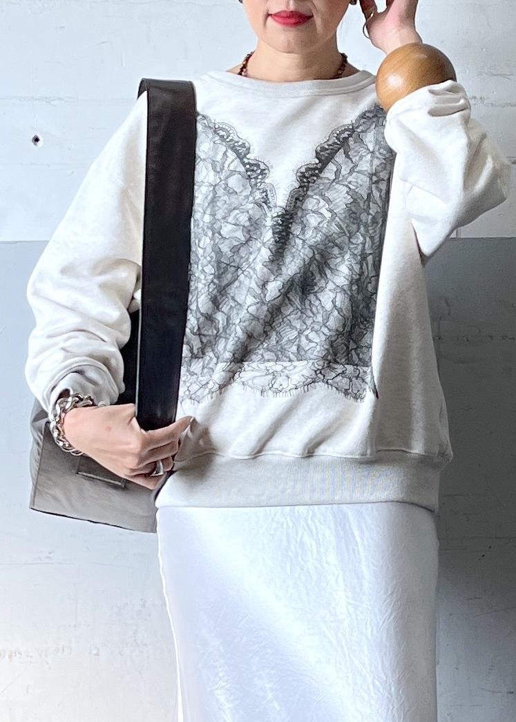 「春コーデ、ADAM ET ROPÉ、ナチュラル、イエベ秋、乾燥、高身長、トップス、スウェット、スカート、バッグ、ショルダーバッグ、財布/小物、キーホルダー、EUM35510、EUX54020」｜「ADAM ET ROPE'の【anggae(アンゲ)】 BOXER PADDES BAG（ショルダーバッグ、ブラウン系）」を使った、カワバタさん（レディース・166cm）の冬コーディネートの4枚目の写真