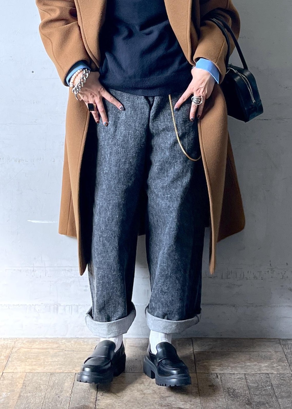 イエロー系のステンカラーコートを着用したレディースの秋コーディネートの9枚目の写真