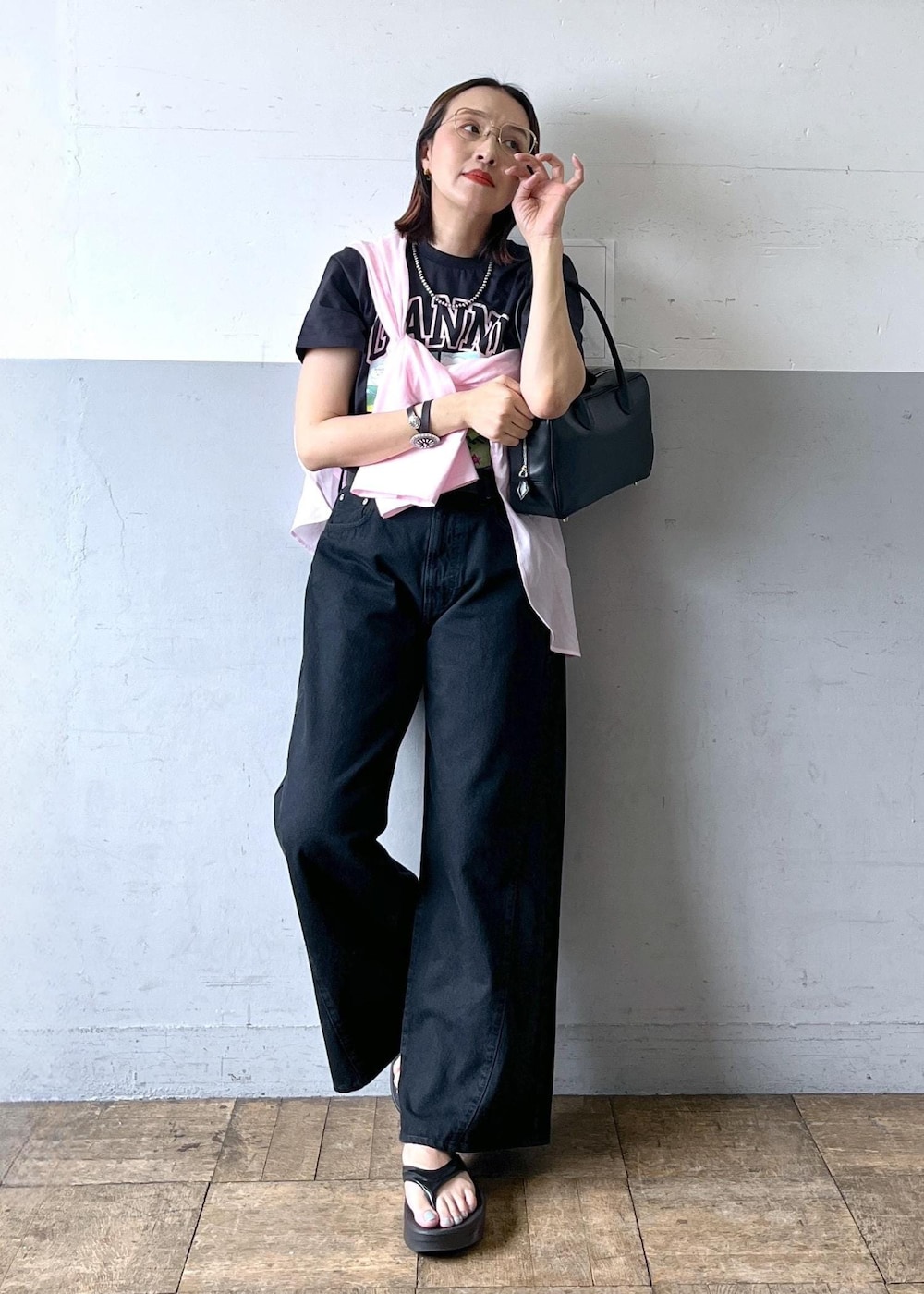 「初夏コーデ、大人カジュアル、ADAM ET ROPÉ、ナチュラル、イエベ秋、乾燥、高身長、トップス、Tシャツ/カットソー、シャツ/ブラウス、パンツ、デニムパンツ、シューズ、サンダル、ファッション雑貨」｜「OOFOSのOOFOS OOMEGA（サンダル、ブラック系）」を使った、カワバタさん（レディース・166cm）の春コーディネートの8枚目の写真