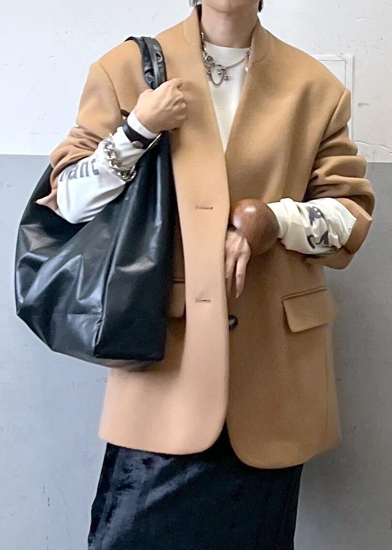 「ジャケットコーデ、初冬コーデ、授業参観日コーデ、デートコーデ、お出かけコーデ、旅行コーデ、大人カジュアル、スカートスタイル、シンプルコーデ、ベーシック、ADAM ET ROPÉ、ナチュラル、イエベ秋、乾燥、高身長」｜「MILLERの【Miller for ADAM ET ROPE'】別注ベロアSKIRT（スカート、ブラック系）」を使った、カワバタさん（レディース・166cm）の秋コーディネートの3枚目の写真