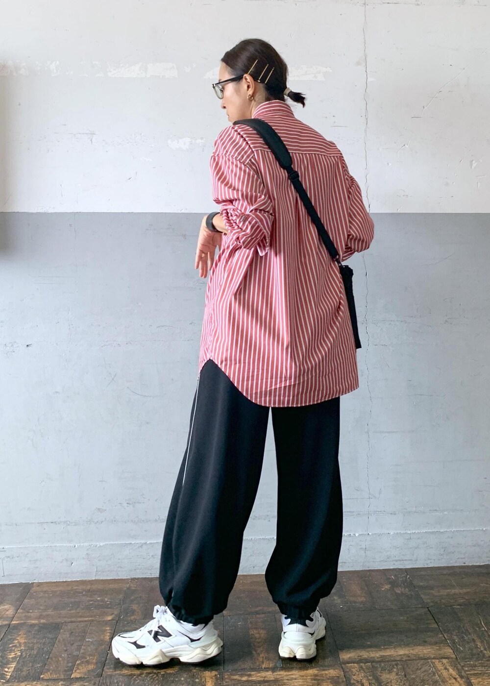 「FADEN、ファーデン、ジョガーパンツ、ADAM ET ROPÉ、FEMME、HOMME、高身長、骨格ナチュラル、イエベ、秋、秋コーデ、23AW秋の新作、ビッグシルエット、シャツ、パンツ」｜「ADAM ET ROPE'のアソートプリント オーバーサイズ レギュラーカラー シャツ / ユニセックス（シャツ/ブラウス、レッド系）」を使った、カワバタさん（レディース・166cm）の夏コーディネートの3枚目の写真