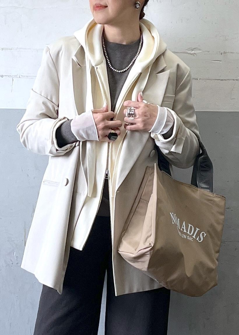 「初春コーデ、パンツスタイル、体型カバー、カジュアルコーデ、ADAM ET ROPÉ、ナチュラル、イエベ秋、乾燥、高身長、トップス、Tシャツ/カットソー、ニット/セーター、パーカー、ジャケット/アウター、テーラードジャケット」|「ADAM ET ROPE'の【サスティナブル・洗える】エアリーシアーカフスカットソー(Tシャツ/カットソー、ホワイト系)」を使った、カワバタさん(レディース・166cm)の冬コーディネートの5枚目の写真