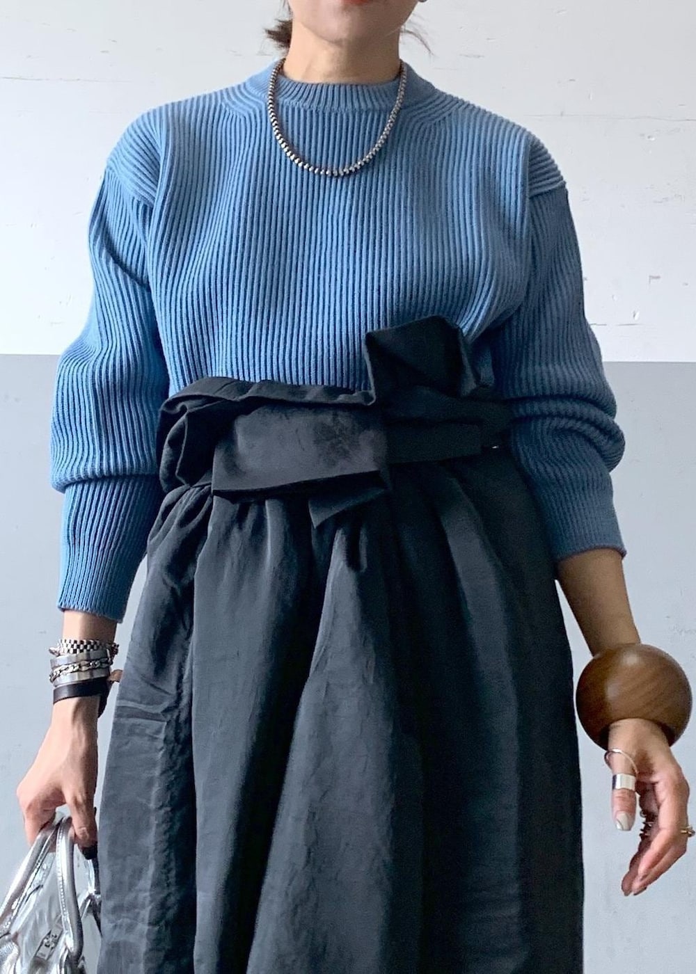 「AURALEE、23aw、ADAM ET ROPÉ、FEMME、高身長、骨格ナチュラル、イエベ、秋、冬、秋コーデ、冬コーデ、秋ファッション、冬ファッション、ストール」｜「ADAM ET ROPE'の【サステナブル・2WAY】ロゴボストンバッグ（ボストンバッグ、シルバー系）」を使った、カワバタさん（レディース・166cm）の秋コーディネートの3枚目の写真