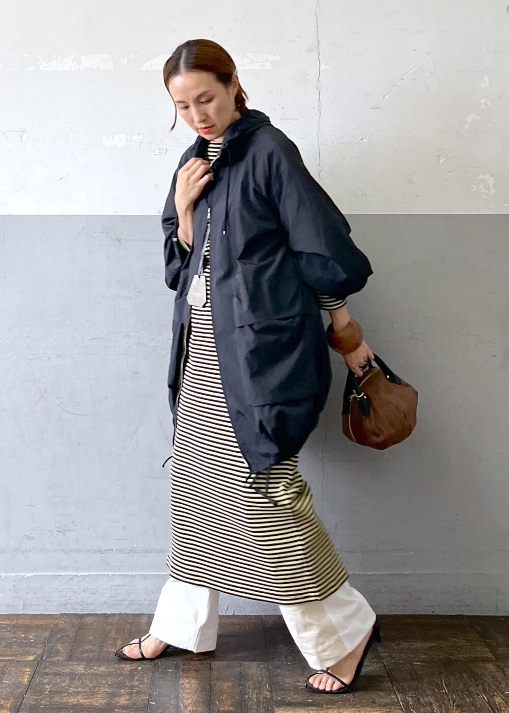 「miller、別注、パッチワークデニム、24ss春の新作、good 'ol whats-her-face、ADAM ET ROPÉ、FEMME、高身長、骨格ナチュラル、イエベ、きれいめカジュアル、大人カジュアル、レイヤード、スポーティー、春」｜「ADAM ET ROPE'の【サステナブル】ナロークロスストラップサンダル（サンダル、ブラック系）」を使った、カワバタさん（レディース・166cm）の春コーディネートの4枚目の写真