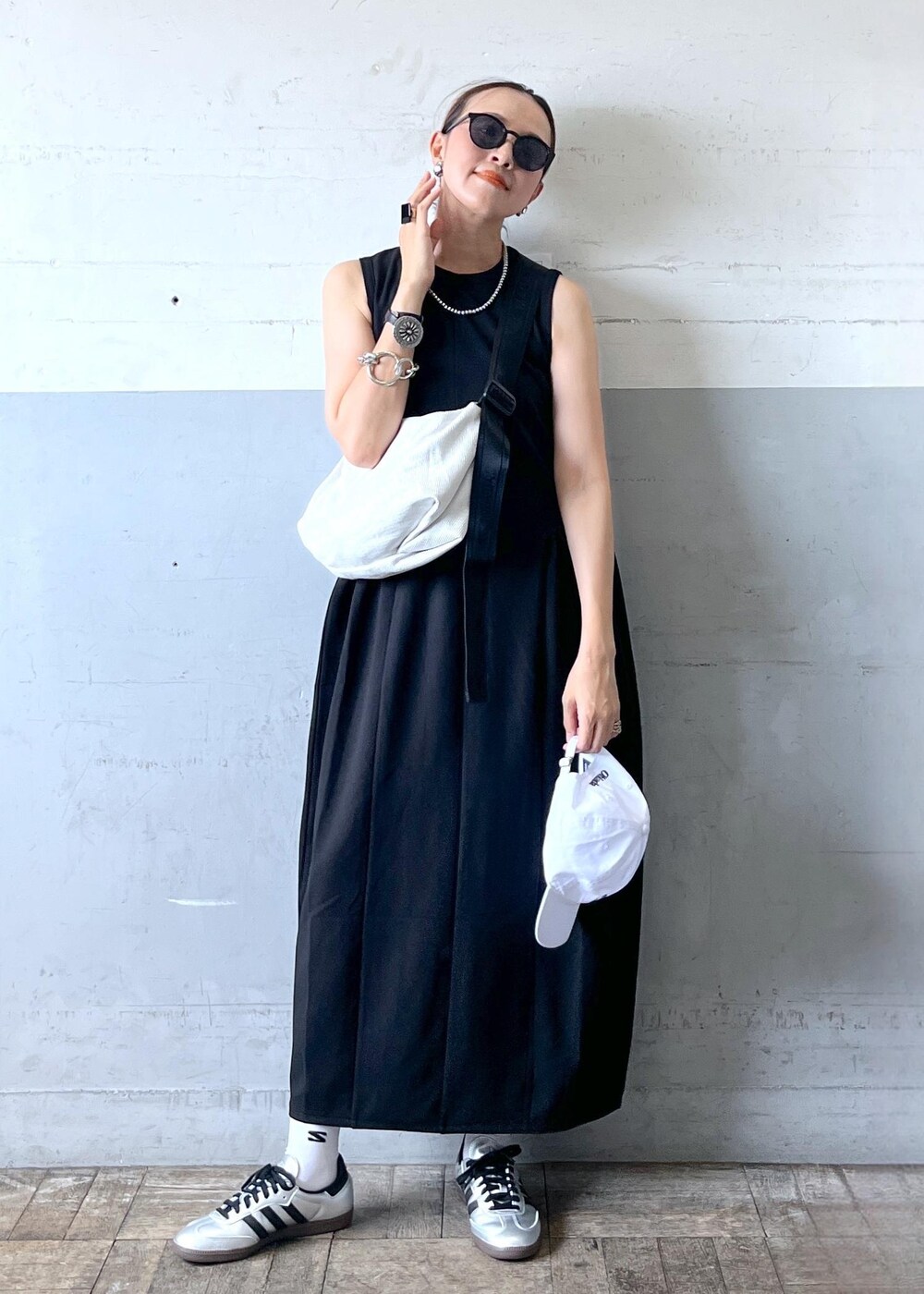 「oblada、ブラック、ホワイト、ロング、ノースリーブ、夏コーデ、お出かけコーデ、ADAM ET ROPÉ、ナチュラル、イエベ秋、乾燥、高身長、ワンピース、バッグ、ショルダーバッグ」｜「ADAM ET ROPE'の【サステナブル】メッシュショルダー（ショルダーバッグ、ホワイト系）」を使った、カワバタさん（レディース・166cm）の夏コーディネートの5枚目の写真
