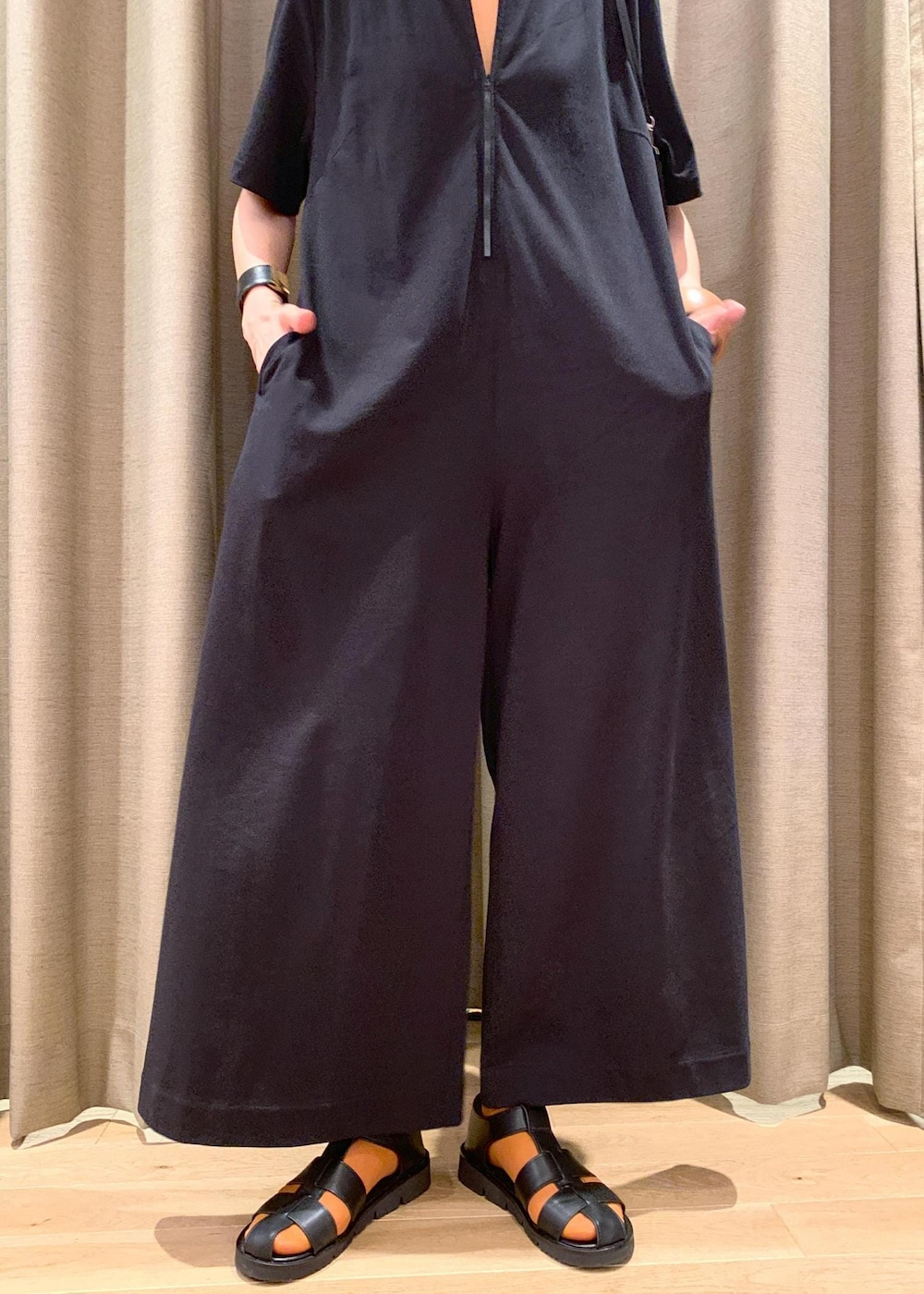 「グルカサンダル、23ss、ブラック、ショルダーバッグ、ワンハンドル、ワイド、オールインワン、フラット、ADAM ET ROPÉ、FEMME、高身長、骨格ナチュラル、イエベ、カジュアル、大人カジュアル」｜「ADAM ET ROPE'の【サステナブル】アップルレザーグルカサンダル（サンダル、ブラック系）」を使った、カワバタさん（レディース・166cm）の春コーディネートの6枚目の写真