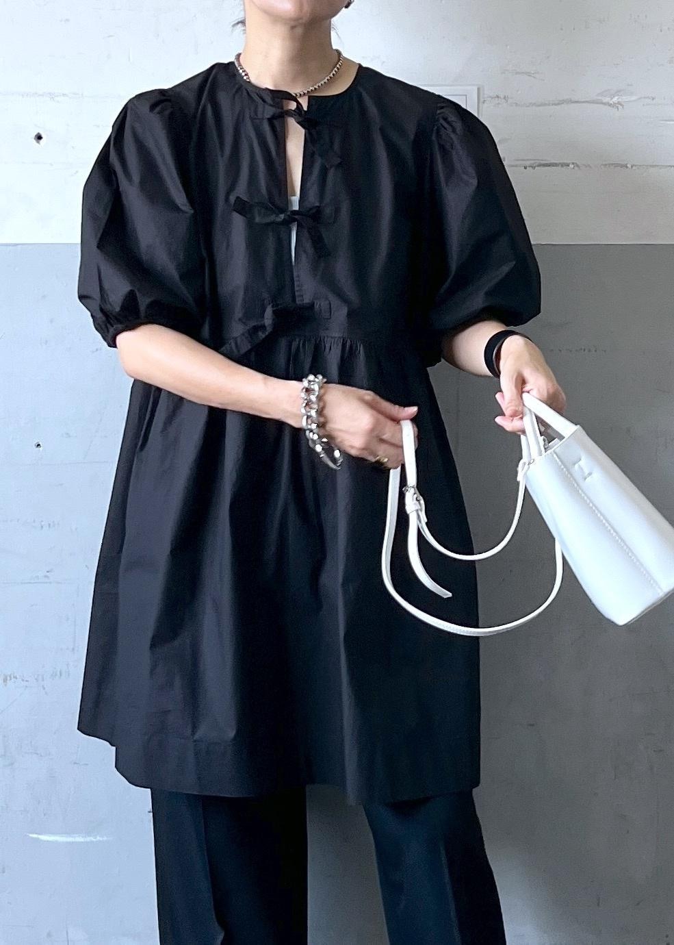 「ganni、ガニー、ホワイト、ショルダーバッグ、ミニ、ブラック、ブラウス、シャツ、半袖、ノーカラー、ボリュームスリーブ、五分袖、パフスリーブ、チュニック、ワンピース」｜「ADAM ET ROPE'のダブルポケット2wayバッグ（ハンドバッグ、ホワイト系）」を使った、カワバタさん（レディース・166cm）の夏コーディネートの2枚目の写真