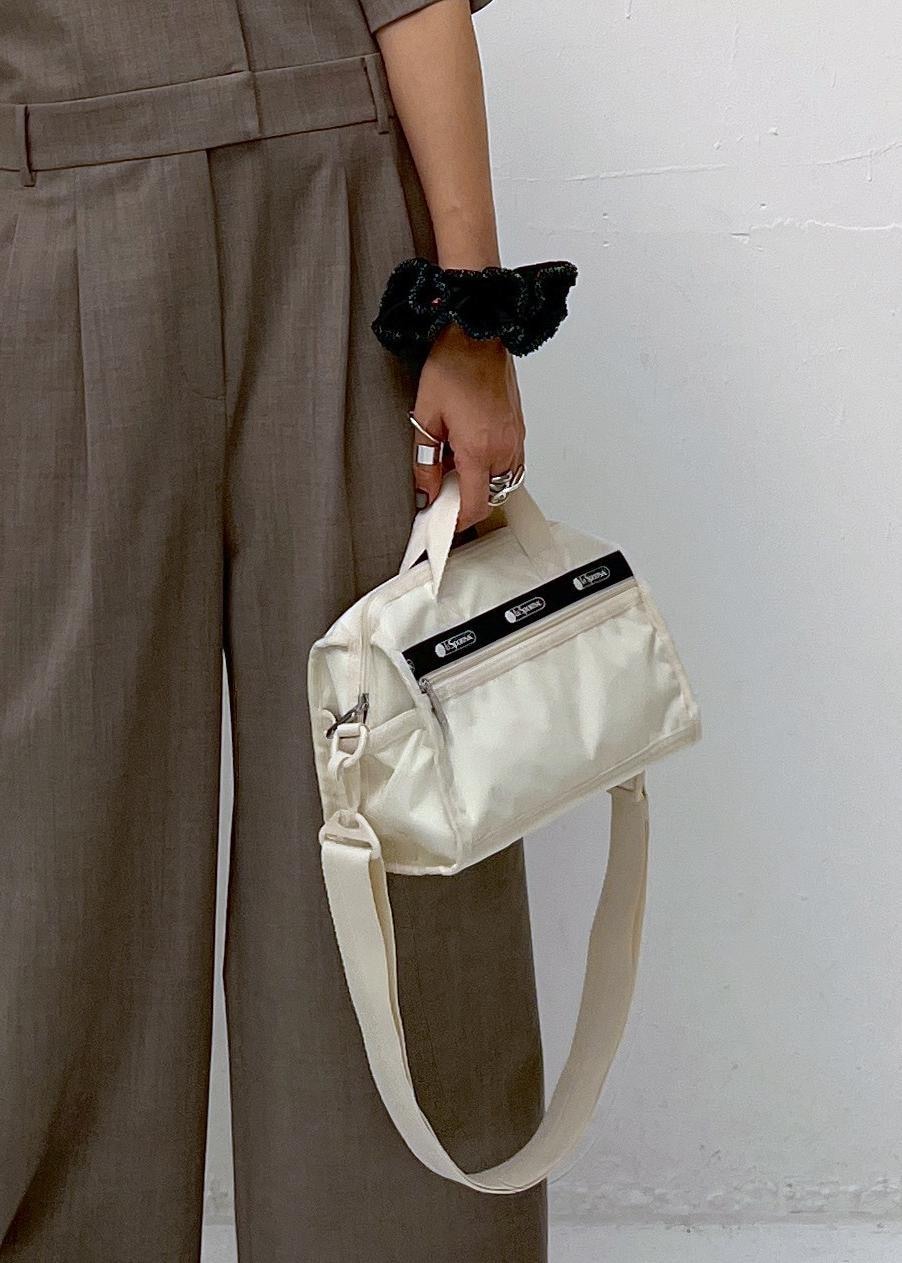 「レスポートサック25SS、25SSレスポートサック、Wminibag_pickup、春夏バッグ、春コーデ、初夏コーデ、ADAM ET ROPÉ、ナチュラル、イエベ秋、乾燥、高身長、オールインワン/サロペット、つなぎ/オールインワン、バッグ、ショルダーバッグ」｜「LACOSTEの【LACOSTE for ADAM ET ROPE'】STORM 96 2K（スニーカー、ホワイト系）」を使った、カワバタさん（レディース・166cm）の春コーディネートの2枚目の写真
