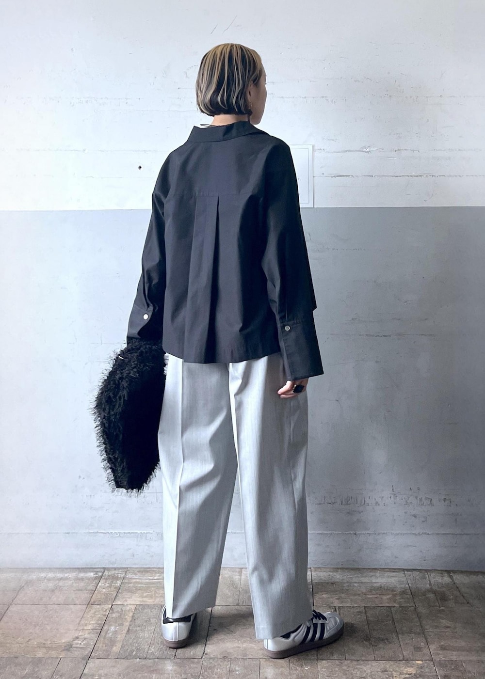 ブラック系のシャツ/ブラウス、ブラック系のハンドバッグ、グレー系のスラックスを着用したレディースの夏コーディネートの5枚目の写真