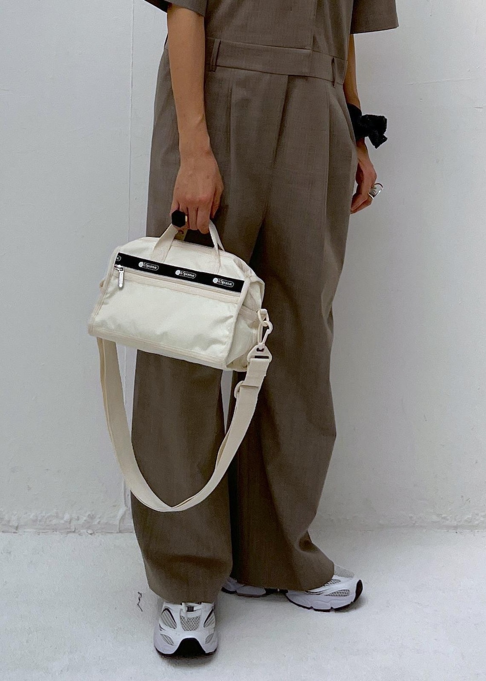 「レスポートサック25SS、25SSレスポートサック、Wminibag_pickup、春夏バッグ、春コーデ、初夏コーデ、ADAM ET ROPÉ、ナチュラル、イエベ秋、乾燥、高身長、オールインワン/サロペット、つなぎ/オールインワン、バッグ、ショルダーバッグ」｜「LACOSTEの【LACOSTE for ADAM ET ROPE'】STORM 96 2K（スニーカー、ホワイト系）」を使った、カワバタさん（レディース・166cm）の春コーディネートの7枚目の写真