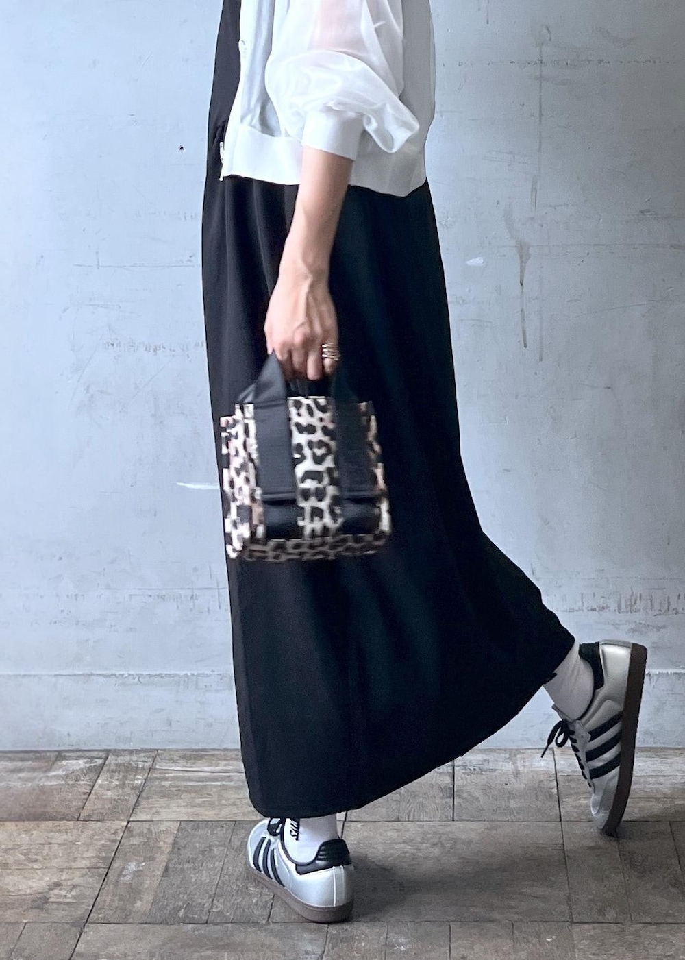 「ganni、ガニー、別注、adidas、ブラック、ホワイト、ミニ、長袖、ノーカラー、夏コーデ、お出かけコーデ、旅行コーデ、大人カジュアル、体型カバー、ADAM ET ROPÉ」｜「ADAM ET ROPE'の【洗える・ストレッチ】サイドギャザーワンピース（ワンピース、ブラック系）」を使った、カワバタさん（レディース・166cm）の夏コーディネートの6枚目の写真