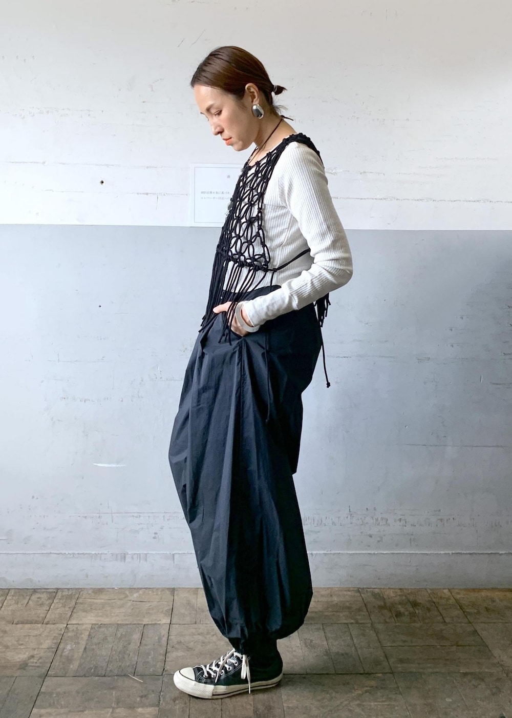 「バルーンパンツ、ロープジレ、ブラック、クラッチバッグ、長袖、パンツ、ADAM ET ROPÉ、FEMME、高身長、骨格ナチュラル、イエベ、大人カジュアル、モード、レイヤード、春」|「ADAM ET ROPE'のエナメルウォレットショルダーバッグ(ショルダーバッグ、ブラック系)」を使った、カワバタさん(レディース・166cm)の冬コーディネートの2枚目の写真