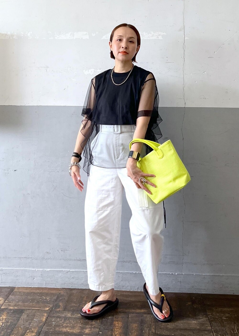 「24ss夏の新作、taw&toe、トーアンドトー、ノマディス、NOMADIS、トートバッグ、イエロー、ブラック、プルオーバー、Tシャツ、カットソー、クルーネック、ノースリーブ、ホワイト、パンツ」｜「ADAM ET ROPE'のコットンリネンカルゼコクーンパンツ（その他パンツ、ホワイト系）」を使った、カワバタさん（レディース・166cm）の春コーディネートの5枚目の写真