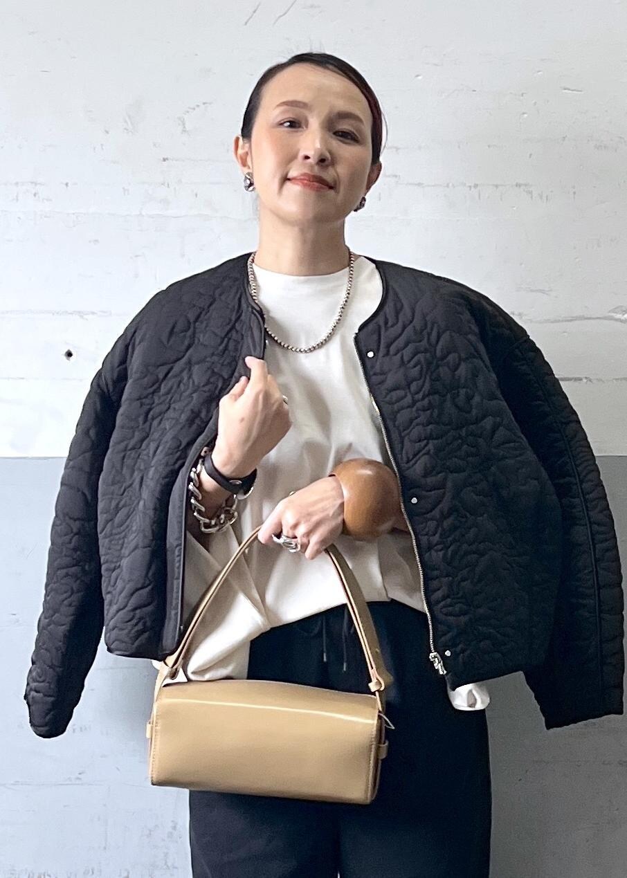 「春コーデ、モード、大人カジュアル、パンツスタイル、ADAM ET ROPÉ、ナチュラル、イエベ秋、乾燥、高身長、トップス、Tシャツ/カットソー、ジャケット/アウター、ブルゾン、パンツ、バッグ」｜「ADAM ET ROPE'のボックスミニショルダーバッグ（ハンドバッグ、ベージュ系）」を使った、カワバタさん（レディース・166cm）の冬コーディネートの4枚目の写真