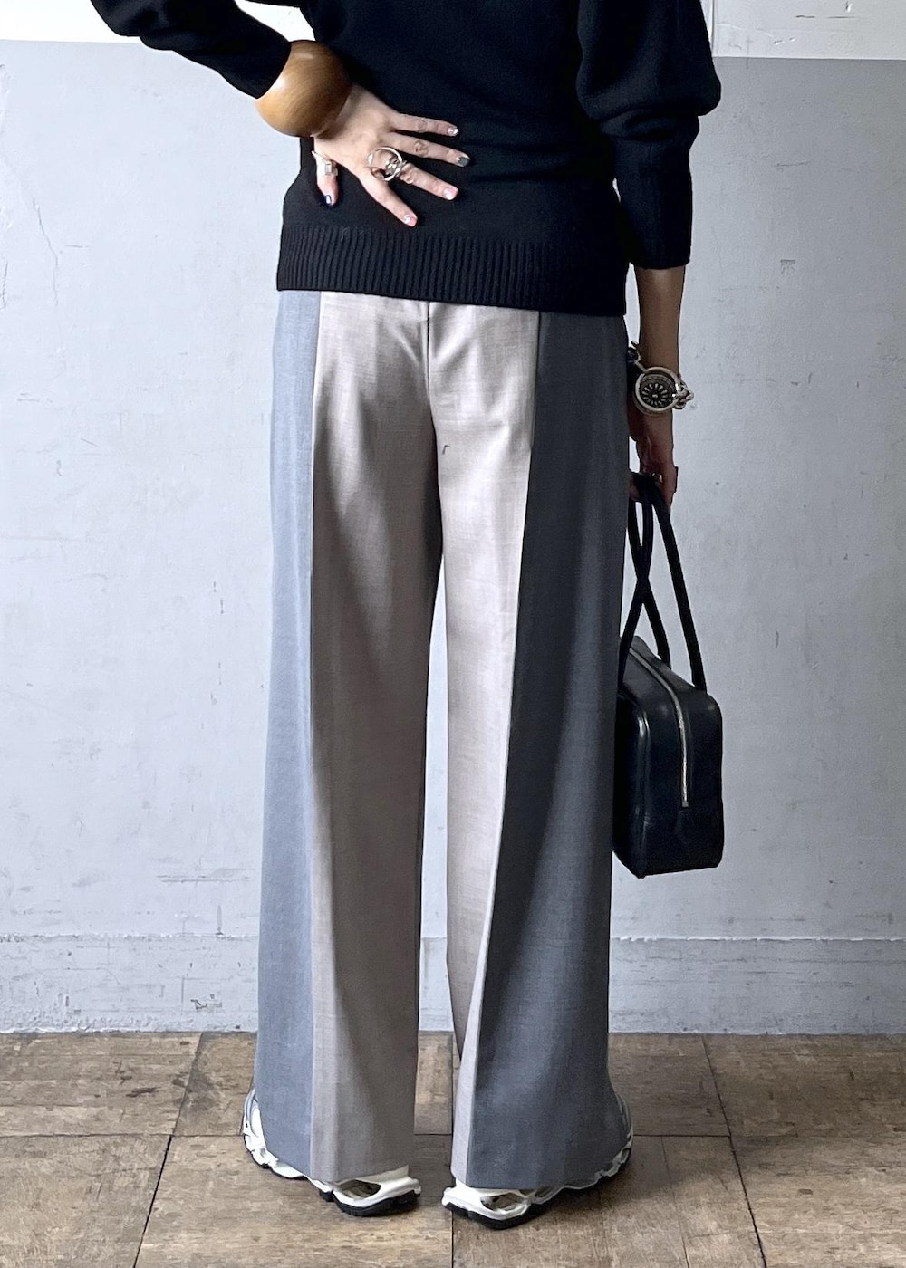 グレー系のその他パンツ、ブラック系のニット/セーター、ホワイト系のスニーカーを着用したレディースの冬コーディネートの6枚目の写真