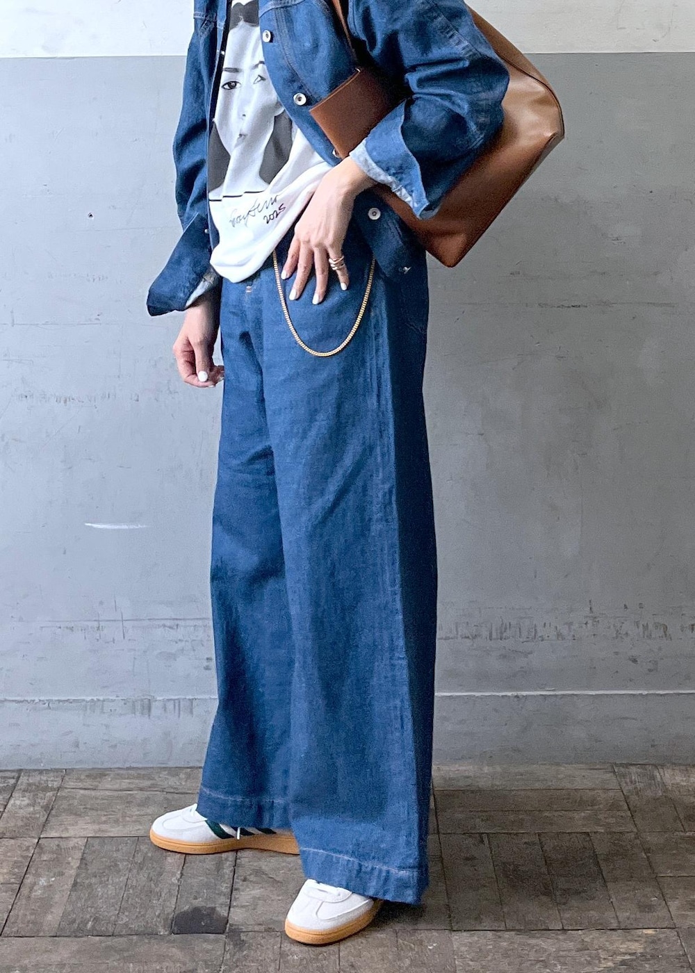 「auralee、オーラリー、春コーデ、大人カジュアル、ADAM ET ROPÉ、ナチュラル、イエベ秋、乾燥、高身長、トップス、Tシャツ/カットソー、ジャケット/アウター、ブルゾン、パンツ、デニムパンツ」｜「ADAM ET ROPE'のポケットメンアサデニムブルゾン（ブルゾン、ブルー系）」を使った、カワバタさん（レディース・166cm）の春コーディネートの4枚目の写真