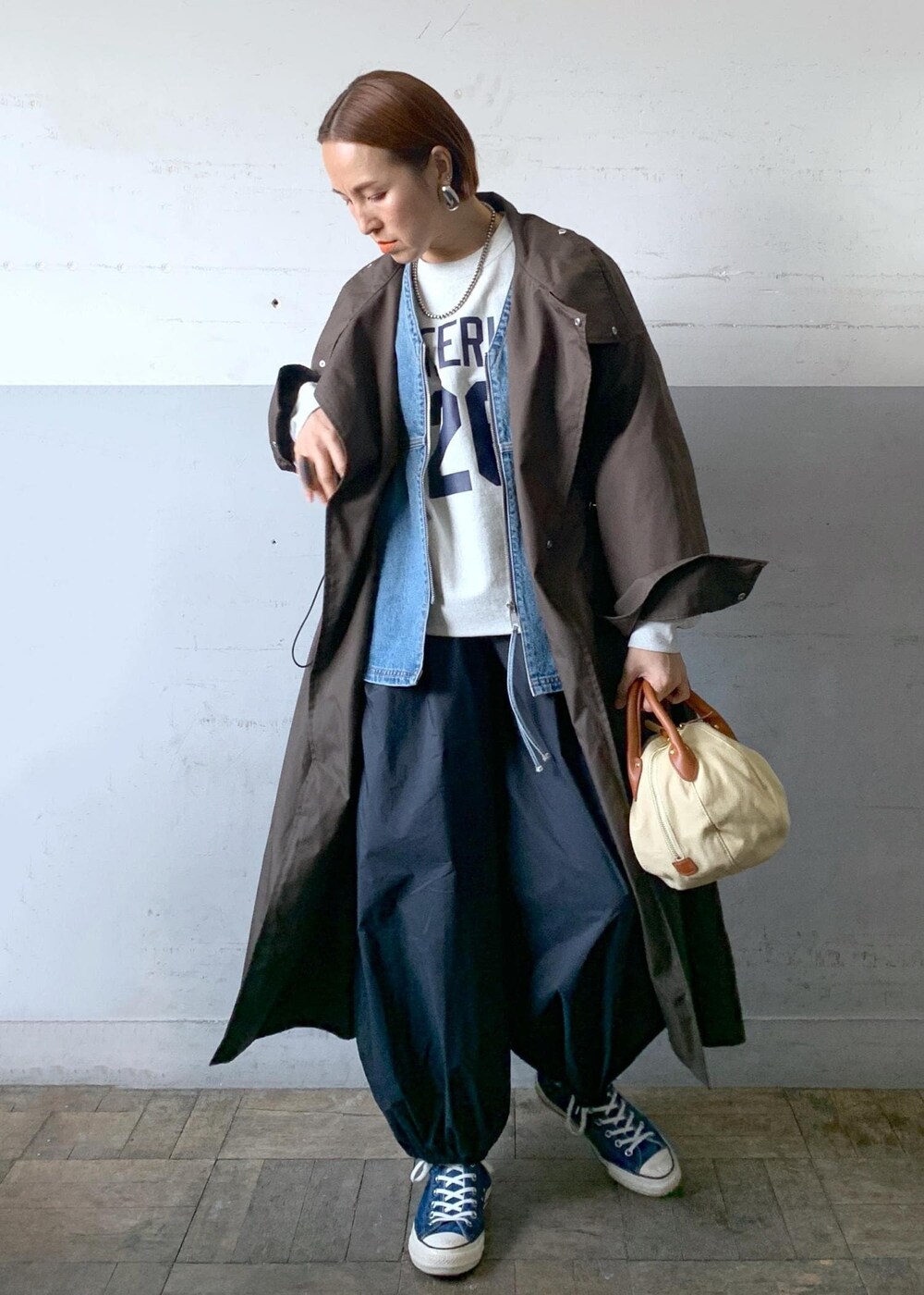 「チャンピオン、champion、別注、デニムオンデニム、長袖、ロング、コート、オーバーサイズ、Tシャツ、カットソー、ADAM ET ROPÉ、FEMME、高身長、骨格ナチュラル、イエベ」｜「ADAM ET ROPE'の【サステナブル】フリンジアジャストデニムパンツ（デニムパンツ、ブルー系）」を使った、カワバタさん（レディース・166cm）の冬コーディネートの2枚目の写真