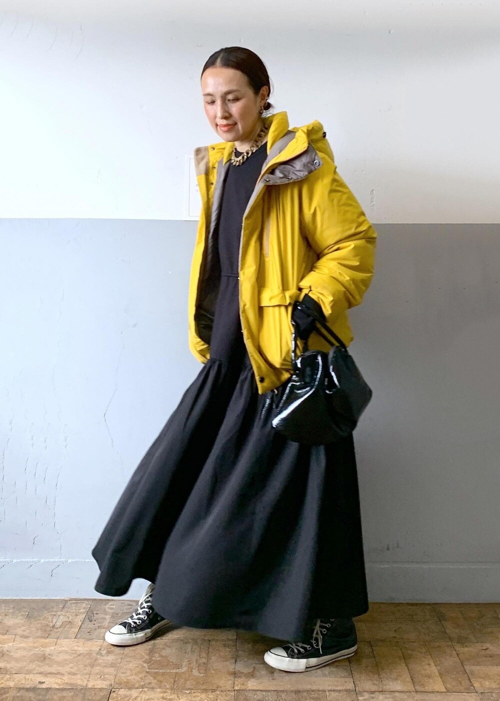 「長袖、ジャケット、イエロー、ブラック、ロング、ワンピース、スニーカー、ハイカット、ADAM ET ROPÉ、FEMME、HOMME、高身長、骨格ナチュラル、イエベ、大人カジュアル」｜「ADAM ET ROPE'の【ALLIED/アライド】ショートダウンジャケット / 防水性 / 透湿性 / 保温性 / ユニセックス（ダウンジャケット/コート、イエロー系）」を使った、カワバタさん（レディース・166cm）の秋コーディネートの4枚目の写真