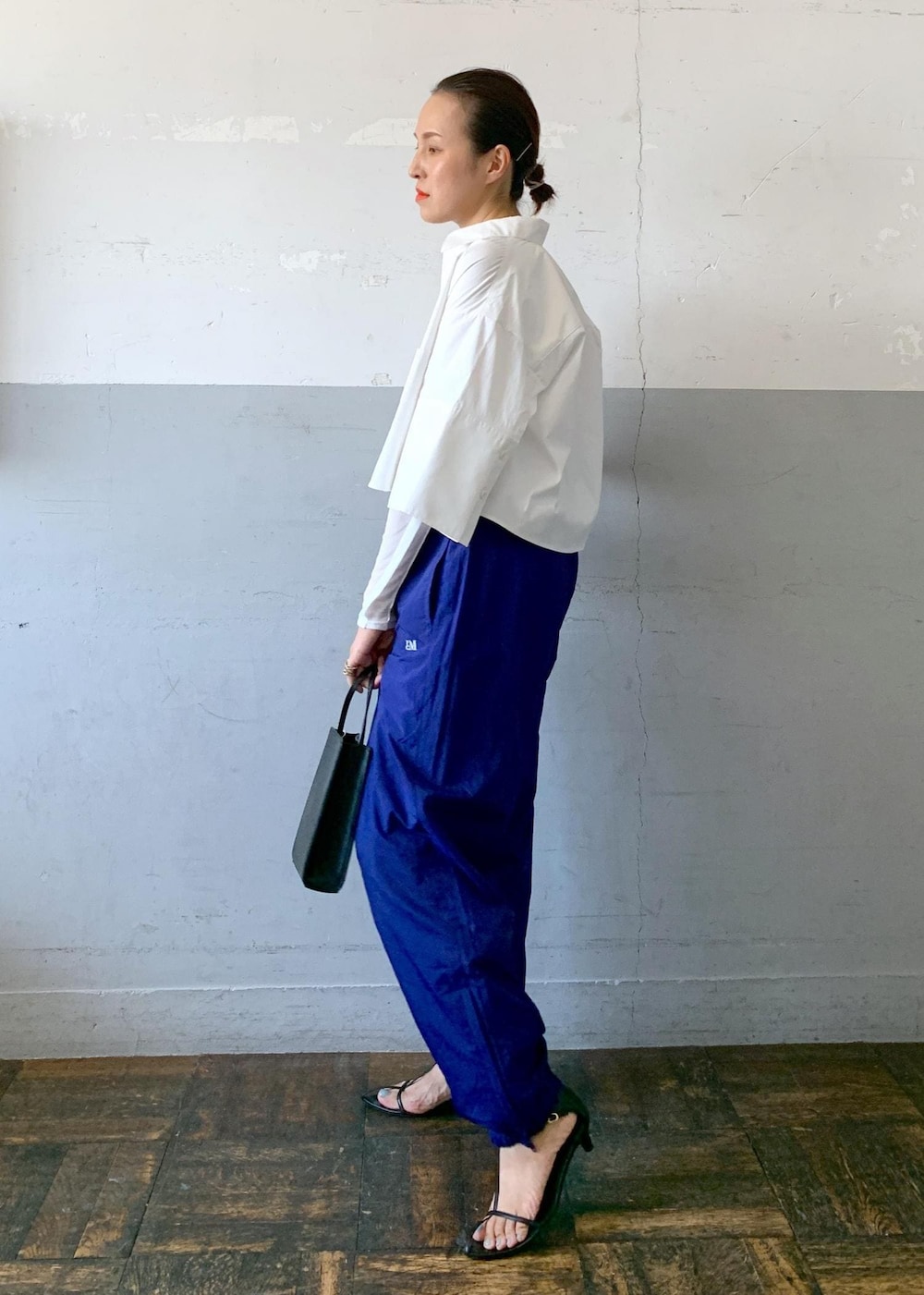 「hai、ハイ、parrot canvas、短丈、クロップドシャツ、ナイロンパンツ、イージーパンツ、ホワイト、長袖、ボリュームスリーブ、襟、ブルー、十分丈、サンダル、ストラップサンダル」|「PARROTT CANVASの【PARROTT CANVAS】PCM NYLON EASY PANTS(その他パンツ、ブルー系)」を使った、カワバタさん(レディース・166cm)の夏コーディネートの2枚目の写真
