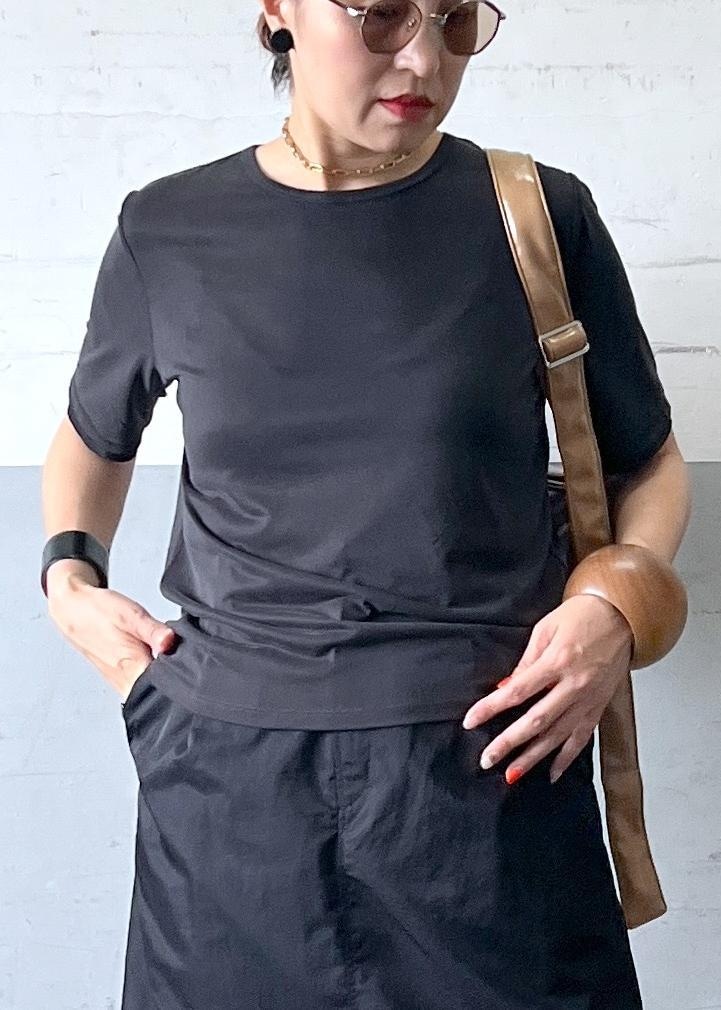 「初夏コーデ、お出かけコーデ、モード、大人カジュアル、レイヤード、スカートスタイル、パンツスタイル、シンプルコーデ、ADAM ET ROPÉ、ナチュラル、イエベ秋、乾燥、高身長、トップス、Tシャツ/カットソー」｜「ADAM ET ROPE'の【サステナブル】パフミニショルダーバッグ（ショルダーバッグ、ベージュ系）」を使った、カワバタさん（レディース・166cm）の夏コーディネートの5枚目の写真