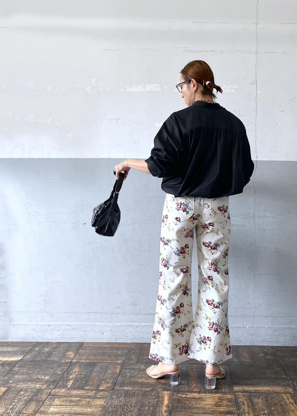 「rollas、ローラス、春アウター、24ss春の新作、セーラーパンツ、ブラック、花柄、ADAM ET ROPÉ、FEMME、高身長、骨格ナチュラル、イエベ、大人カジュアル、春、春コーデ」｜「ADAM ET ROPE'の【サステナブル】タックスリーブシャツブルゾン（ブルゾン、ブラック系）」を使った、カワバタさん（レディース・166cm）の春コーディネートの5枚目の写真