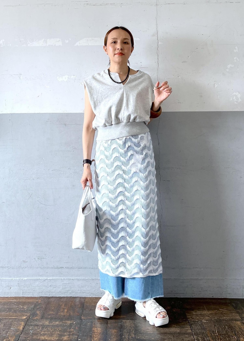 「ノマディス、NOMADIS、ナイキ、NIKE、healthy denim、ヘルシーデニム、ADAM ET ROPÉ、FEMME、高身長、骨格ナチュラル、イエベ、きれいめカジュアル、大人カジュアル、レイヤード、スポーティー」｜「NIKEの【NIKE】AIR MAX KOKO SANDAL（サンダル、ベージュ系）」を使った、カワバタさん（レディース・166cm）の春コーディネートの3枚目の写真
