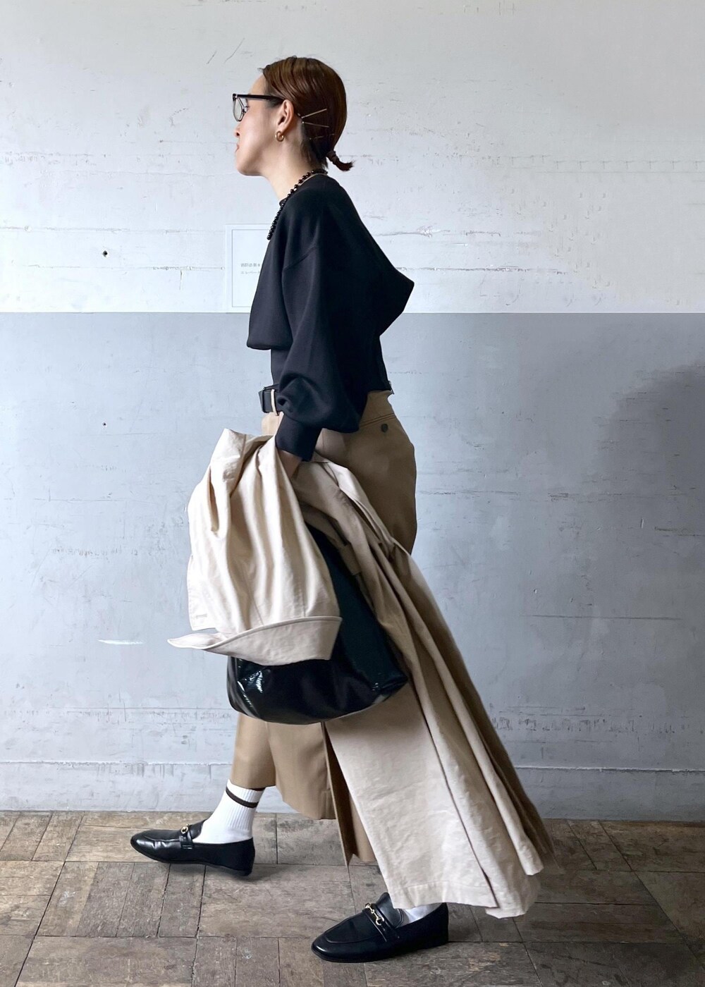 「24ss春の新作、ベージュ、ロング、ブラック、プルオーバー、長袖、クルーネック、パンツ、ローファー、ADAM ET ROPÉ、FEMME、HOMME、高身長、骨格ナチュラル、イエベ」|「ADAM ET ROPE'の【サステナブル】コルセットライクジップスウェット(スウェット、ブラック系)」を使った、カワバタさん(レディース・166cm)の春コーディネートの7枚目の写真