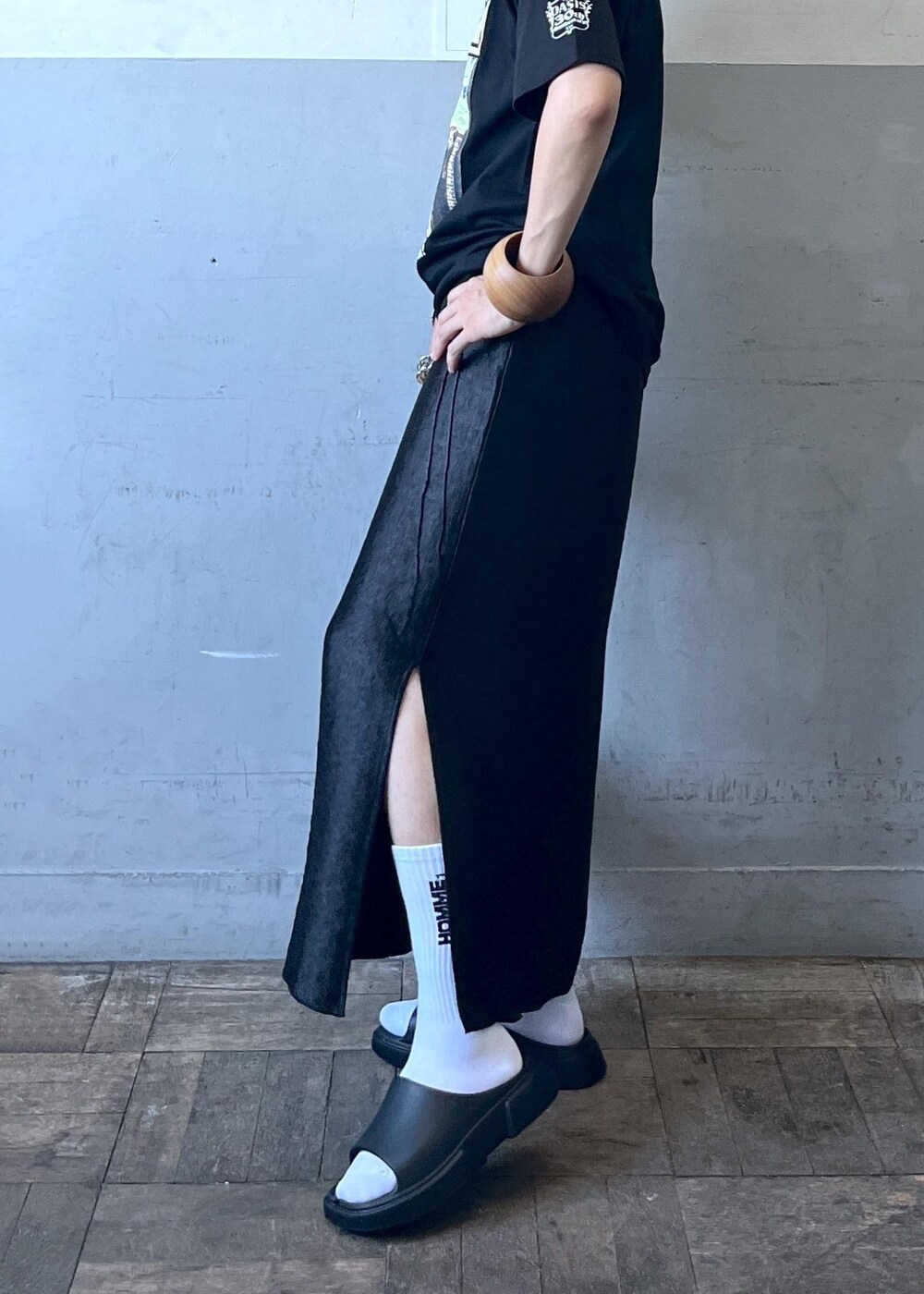 「oasis、オアシス、フォト、ノエル、ブラック、ショルダーバッグ、プルオーバー、Tシャツ、ロゴ、半袖、クルーネック、プリント、ロング、タイトスカート、タイト」｜「PAESの【PAES(ペイズ)】 SLIDE リカバリーサンダル（サンダル、ブラック系）」を使った、カワバタさん（レディース・166cm）の夏コーディネートの7枚目の写真