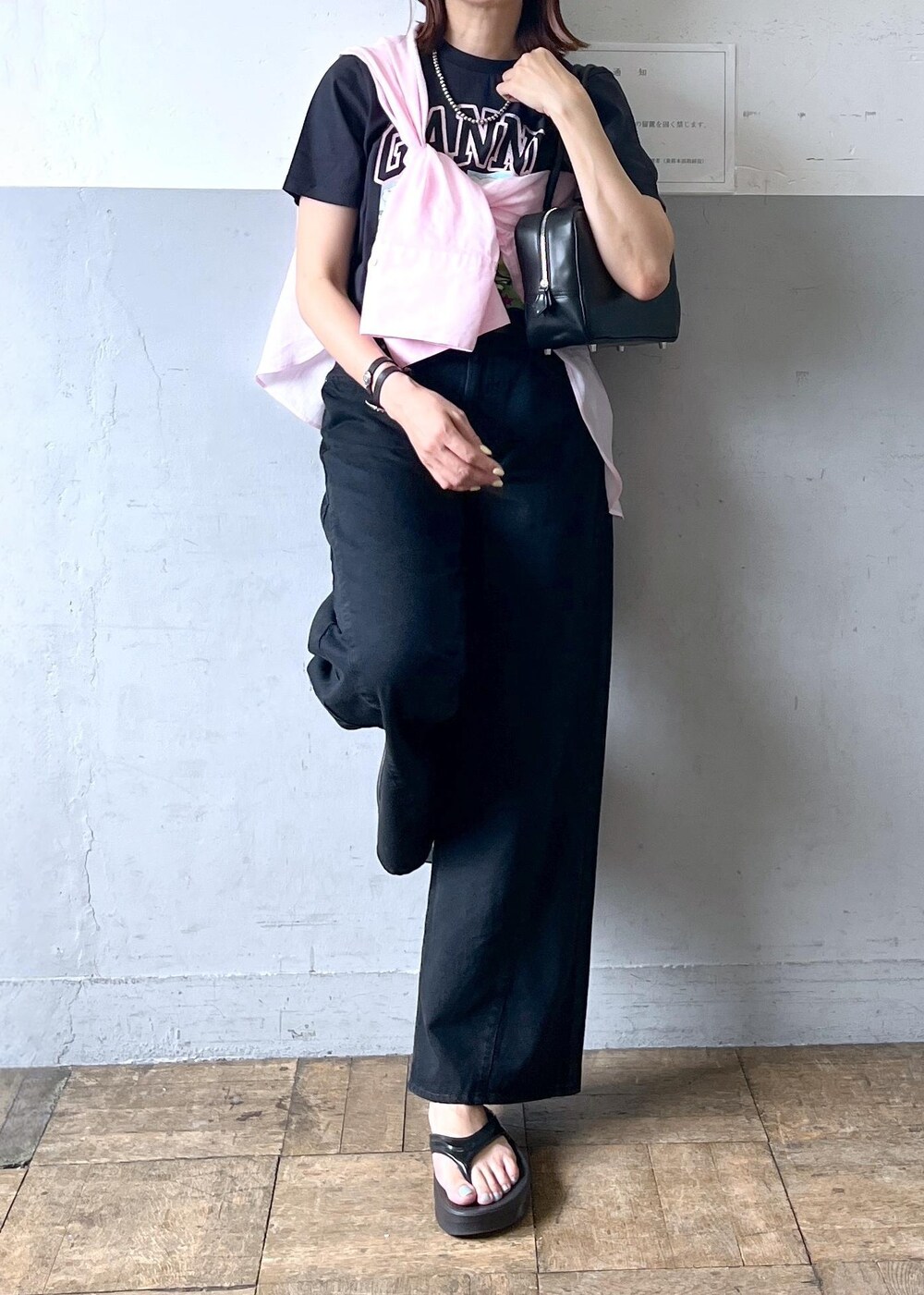 「初夏コーデ、大人カジュアル、ADAM ET ROPÉ、ナチュラル、イエベ秋、乾燥、高身長、トップス、Tシャツ/カットソー、シャツ/ブラウス、パンツ、デニムパンツ、シューズ、サンダル、ファッション雑貨」｜「OOFOSのOOFOS OOMEGA（サンダル、ブラック系）」を使った、カワバタさん（レディース・166cm）の春コーディネートの4枚目の写真