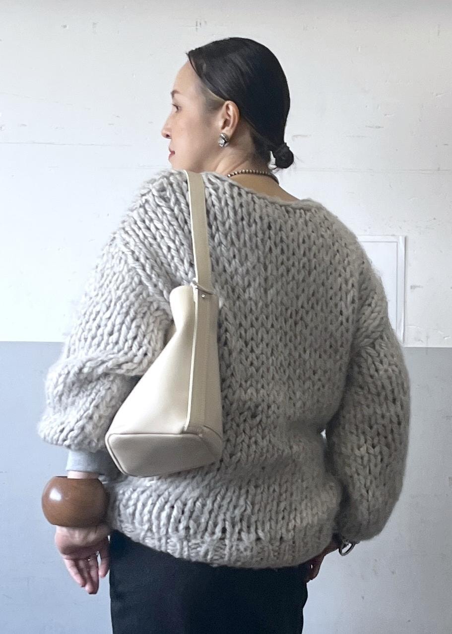 ブラック系のスカート、ホワイト系のショルダーバッグ、ホワイト系のスニーカーを着用したレディースの冬コーディネートの8枚目の写真