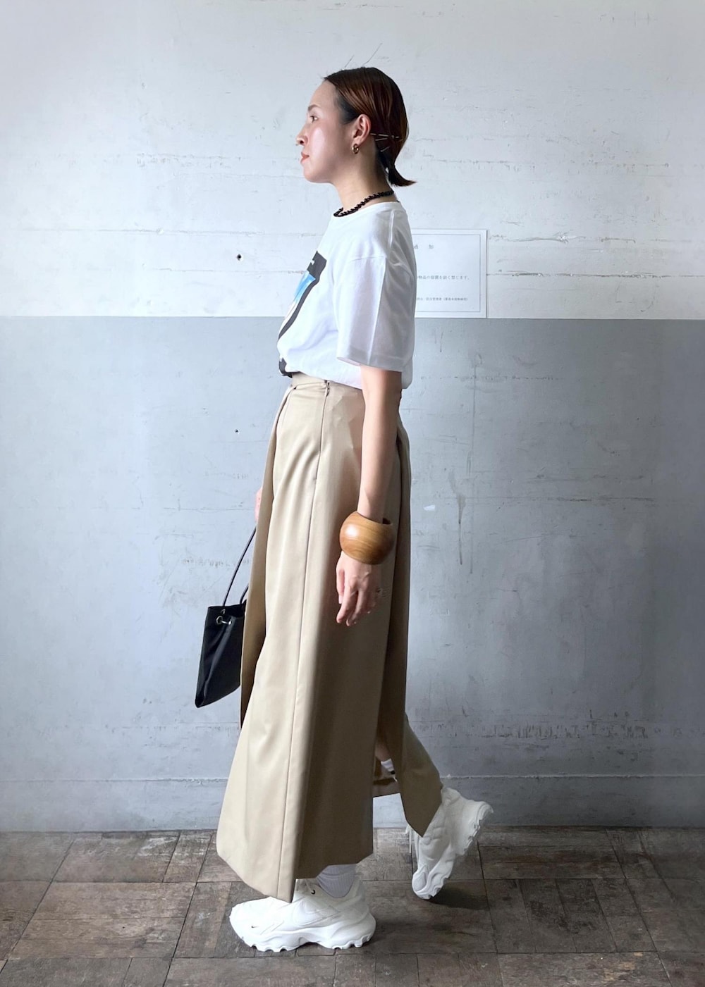 「ナイキ、nike、awa、フォトTシャツ、アニエス、夏コーデ、旅行コーデ、大人カジュアル、スカートスタイル、カジュアルコーデ、ADAM ET ROPÉ、ナチュラル、イエベ秋、乾燥、高身長」｜「ADAM ET ROPE'の【サステナブル】オーバーラップスリットスカート（スカート、ベージュ系）」を使った、カワバタさん（レディース・166cm）の夏コーディネートの2枚目の写真