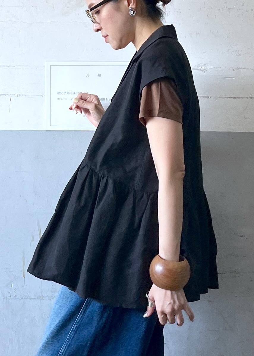 「初夏コーデ、大人カジュアル、ADAM ET ROPÉ、ナチュラル、イエベ秋、乾燥、高身長、トップス、Tシャツ/カットソー、シャツ/ブラウス、パンツ、デニムパンツ、バッグ、ショルダーバッグ、EUM15270」|「ADAM ET ROPE'のメッシュワンショルダーバッグ(ショルダーバッグ、ブラック系)」を使った、カワバタさん(レディース・166cm)の春コーディネートの5枚目の写真
