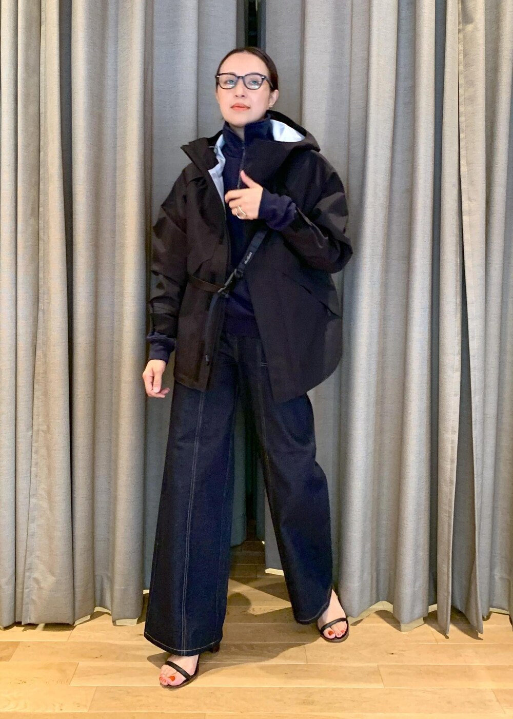「ワイルドシングス、wildthings、opera sport、ジップアップ、マウンテンパーカー、別注、ブルー、インディゴブルー、長袖、ネイビー、ジャケット、ブラック、サンダル、ADAM ET ROPÉ、FEMME」｜「WILD THINGSの【Wild Things for ADAM ET ROPE'】TOOLSTRAP DENALI JACKET（マウンテンパーカー、ブラック系）」を使った、カワバタさん（レディース・166cm）の秋コーディネートの4枚目の写真