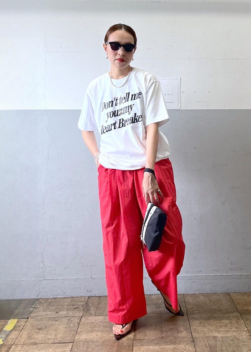 「KNOWHOW、ノウハウ、別注、撥水、赤、ホワイト、プルオーバー、Tシャツ、ロゴ、半袖、クルーネック、プリント、パンツ、ピンク、ワイド」｜「ADAM ET ROPE'の【LeSportsac for ADAM ET ROPE'】別注 COSMETIC CLUTCH（ポーチ、ブラック系）」を使った、カワバタさん（レディース・166cm）の夏コーディネートの4枚目の写真