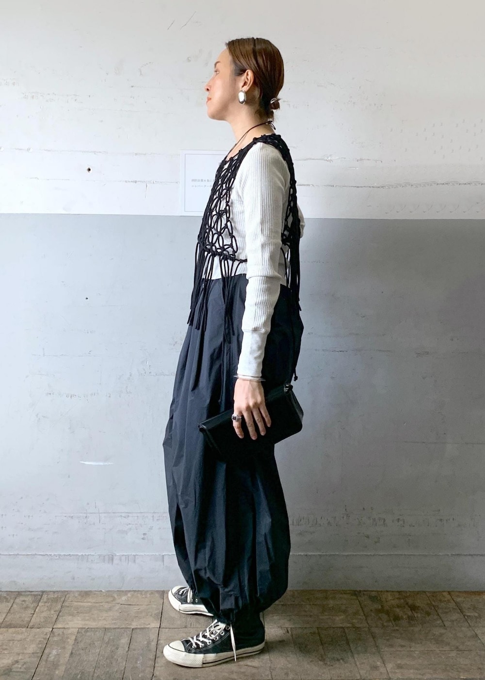 「バルーンパンツ、ロープジレ、ブラック、クラッチバッグ、長袖、パンツ、ADAM ET ROPÉ、FEMME、高身長、骨格ナチュラル、イエベ、大人カジュアル、モード、レイヤード、春」|「ADAM ET ROPE'のエナメルウォレットショルダーバッグ(ショルダーバッグ、ブラック系)」を使った、カワバタさん(レディース・166cm)の冬コーディネートの7枚目の写真